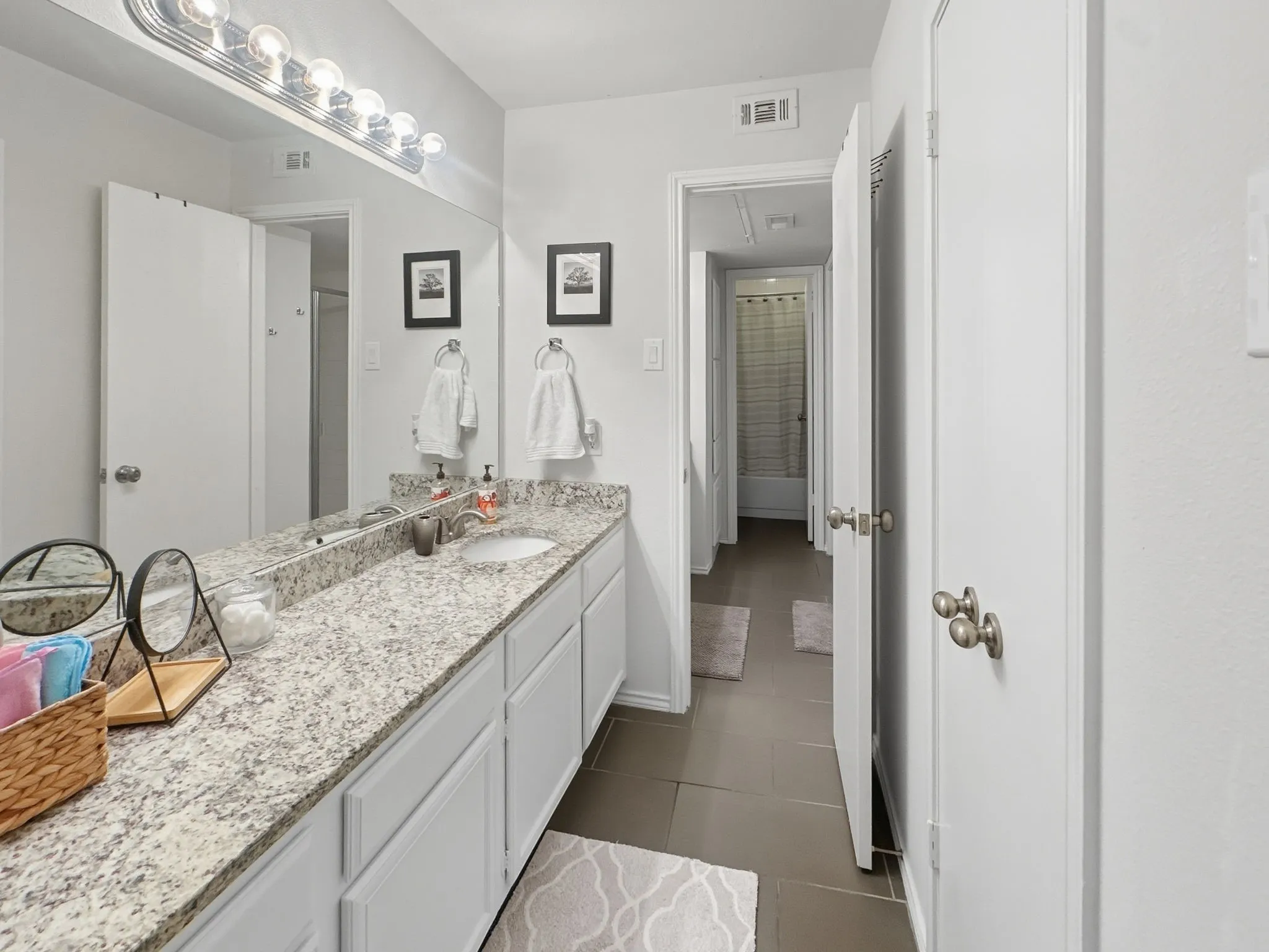 Condominium For Rent in Dallas County , 15151 Berry Trail 601, Dallas, Texas 75248, 2 Bedroom, 2 Bathroom, Garage spaces, 1,135 Sqft, built in 1980, Price $1,950, mls#21301069, Real Estate Agent in Dallas, Homes For Rent in Dallas county, Homes For Rent in Dallas, Realtor in Dallas Texas, Real Estate Brokerage Independent Realty Texas, Luminita Cordes Realtor