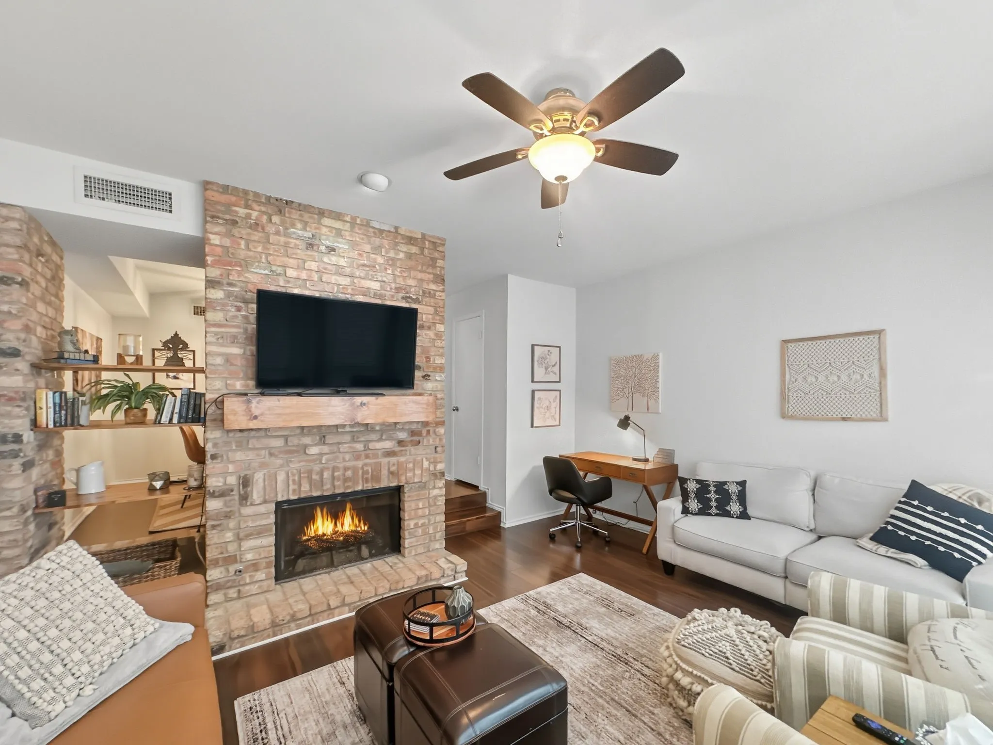 Condominium For Rent in Dallas County , 15151 Berry Trail 601, Dallas, Texas 75248, 2 Bedroom, 2 Bathroom, Garage spaces, 1,135 Sqft, built in 1980, Price $1,950, mls#21301069, Real Estate Agent in Dallas, Homes For Rent in Dallas county, Homes For Rent in Dallas, Realtor in Dallas Texas, Real Estate Brokerage Independent Realty Texas, Luminita Cordes Realtor