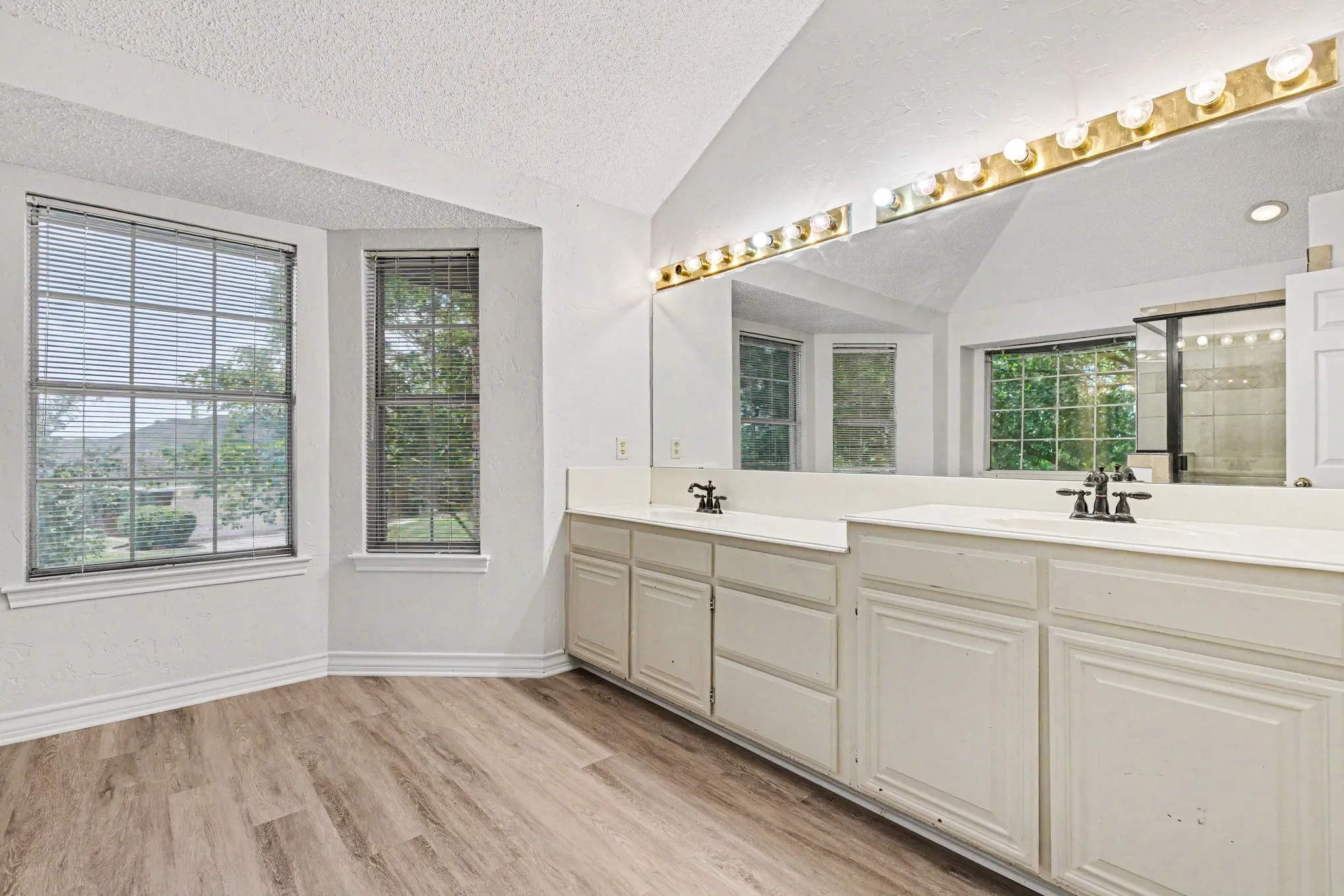 Single Family Residence For Sale in Tarrant County , 7654 Moss Court, North Richland Hills, Texas 76182, 4 Bedroom, 3 Bathroom, 2 Garage spaces, 2,333 Sqft, built in 1990, mls#21300528, Real Estate Agent in North Richland Hills, Homes For Sale in Tarrant county, Homes For Sale in North Richland Hills, Realtor in North Richland Hills Texas, Real Estate Brokerage Independent Realty Texas, Luminita Cordes Realtor