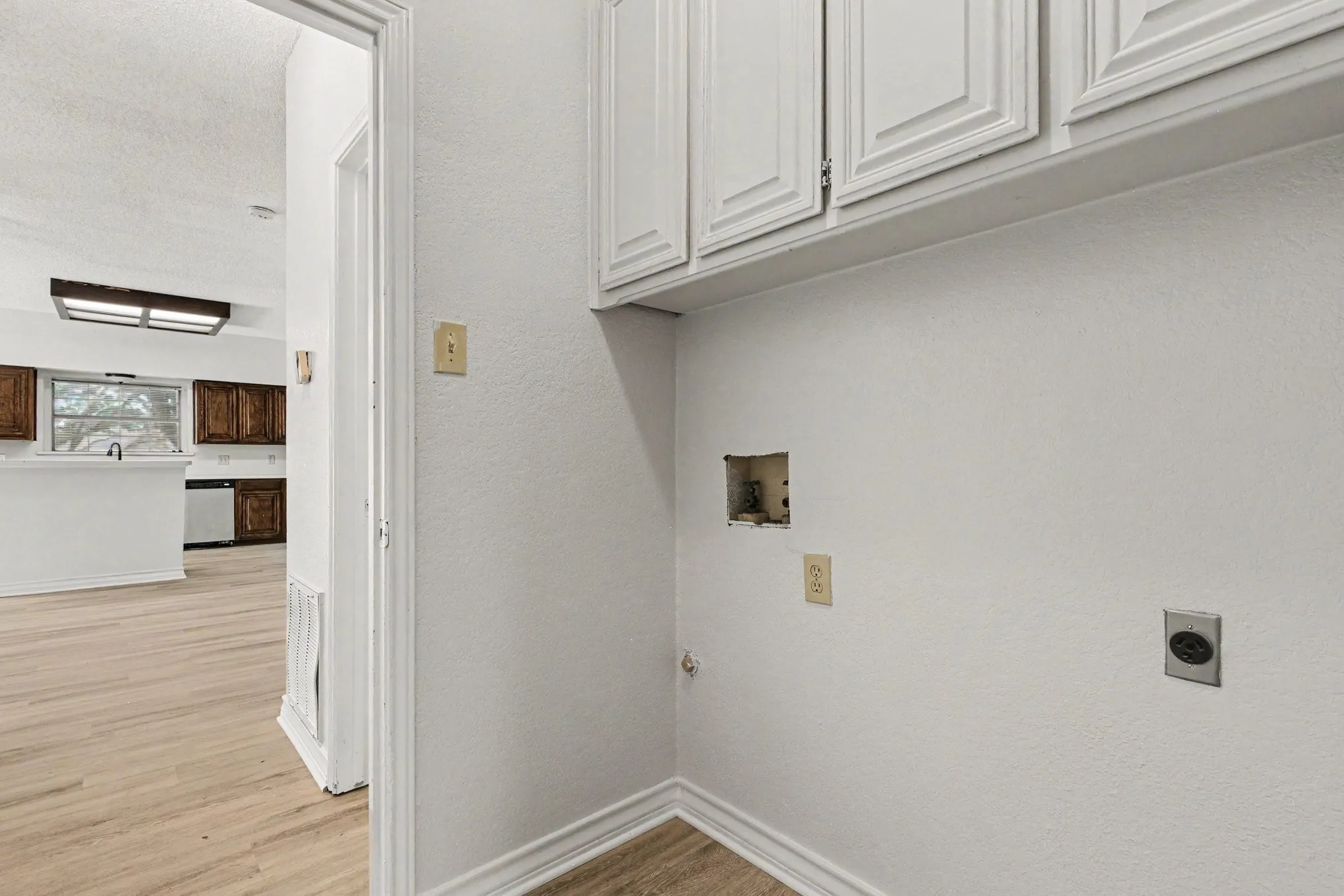 Single Family Residence For Sale in Tarrant County , 7654 Moss Court, North Richland Hills, Texas 76182, 4 Bedroom, 3 Bathroom, 2 Garage spaces, 2,333 Sqft, built in 1990, mls#21300528, Real Estate Agent in North Richland Hills, Homes For Sale in Tarrant county, Homes For Sale in North Richland Hills, Realtor in North Richland Hills Texas, Real Estate Brokerage Independent Realty Texas, Luminita Cordes Realtor
