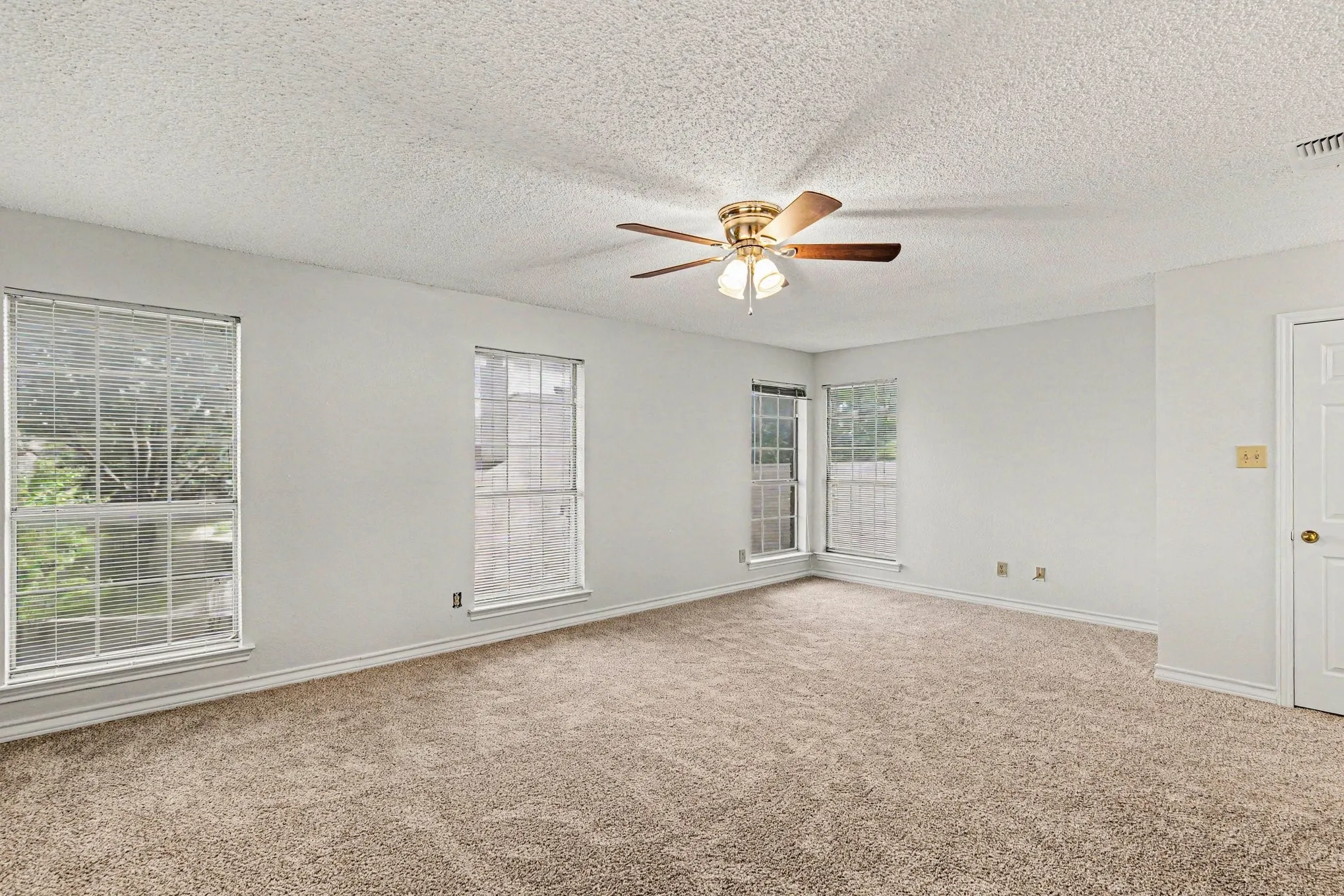 Single Family Residence For Sale in Tarrant County , 7654 Moss Court, North Richland Hills, Texas 76182, 4 Bedroom, 3 Bathroom, 2 Garage spaces, 2,333 Sqft, built in 1990, mls#21300528, Real Estate Agent in North Richland Hills, Homes For Sale in Tarrant county, Homes For Sale in North Richland Hills, Realtor in North Richland Hills Texas, Real Estate Brokerage Independent Realty Texas, Luminita Cordes Realtor