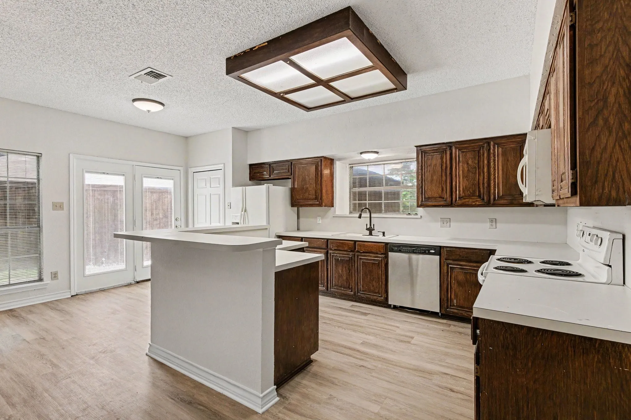 Single Family Residence For Sale in Tarrant County , 7654 Moss Court, North Richland Hills, Texas 76182, 4 Bedroom, 3 Bathroom, 2 Garage spaces, 2,333 Sqft, built in 1990, mls#21300528, Real Estate Agent in North Richland Hills, Homes For Sale in Tarrant county, Homes For Sale in North Richland Hills, Realtor in North Richland Hills Texas, Real Estate Brokerage Independent Realty Texas, Luminita Cordes Realtor