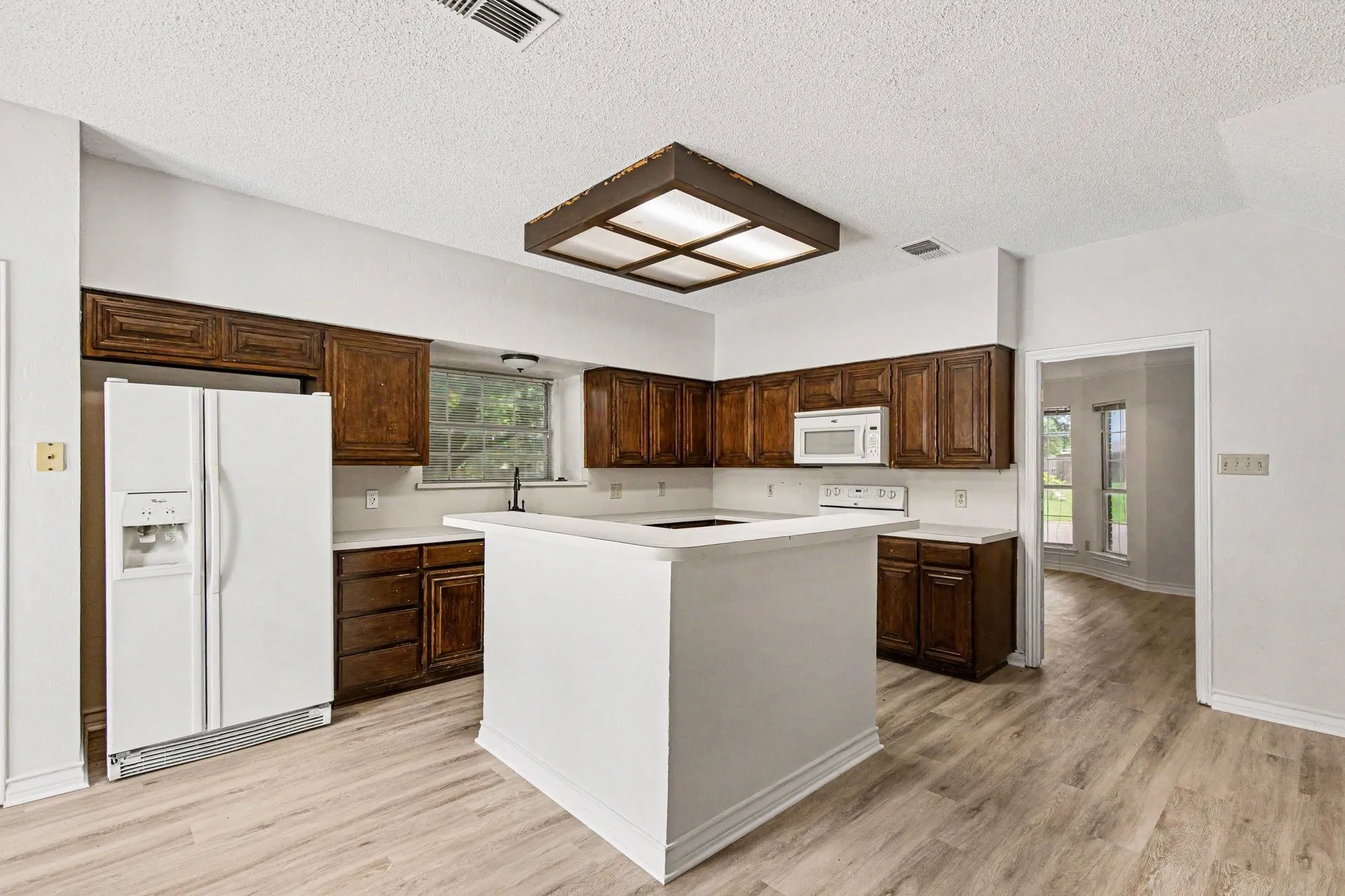Single Family Residence For Sale in Tarrant County , 7654 Moss Court, North Richland Hills, Texas 76182, 4 Bedroom, 3 Bathroom, 2 Garage spaces, 2,333 Sqft, built in 1990, mls#21300528, Real Estate Agent in North Richland Hills, Homes For Sale in Tarrant county, Homes For Sale in North Richland Hills, Realtor in North Richland Hills Texas, Real Estate Brokerage Independent Realty Texas, Luminita Cordes Realtor