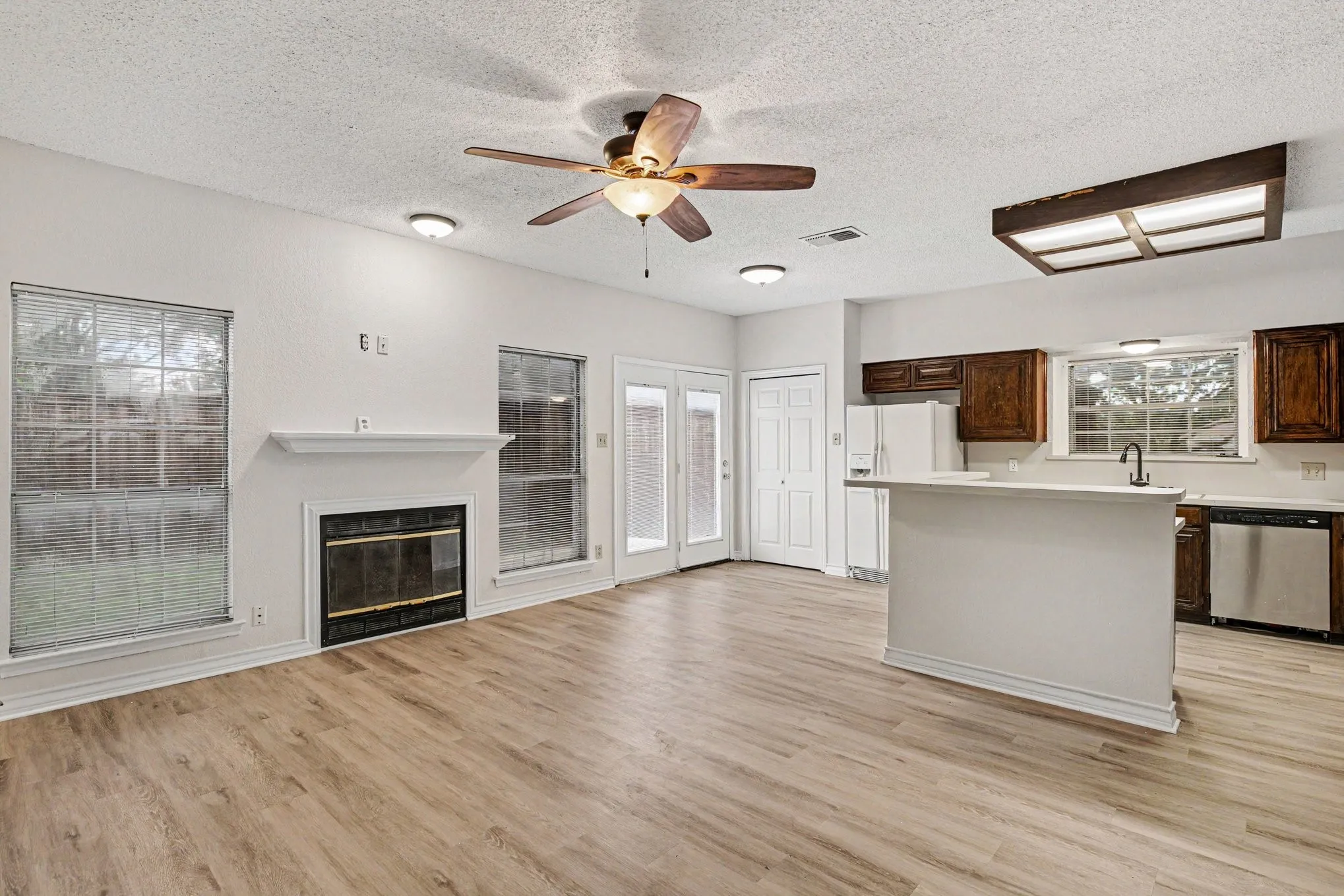 Single Family Residence For Sale in Tarrant County , 7654 Moss Court, North Richland Hills, Texas 76182, 4 Bedroom, 3 Bathroom, 2 Garage spaces, 2,333 Sqft, built in 1990, mls#21300528, Real Estate Agent in North Richland Hills, Homes For Sale in Tarrant county, Homes For Sale in North Richland Hills, Realtor in North Richland Hills Texas, Real Estate Brokerage Independent Realty Texas, Luminita Cordes Realtor
