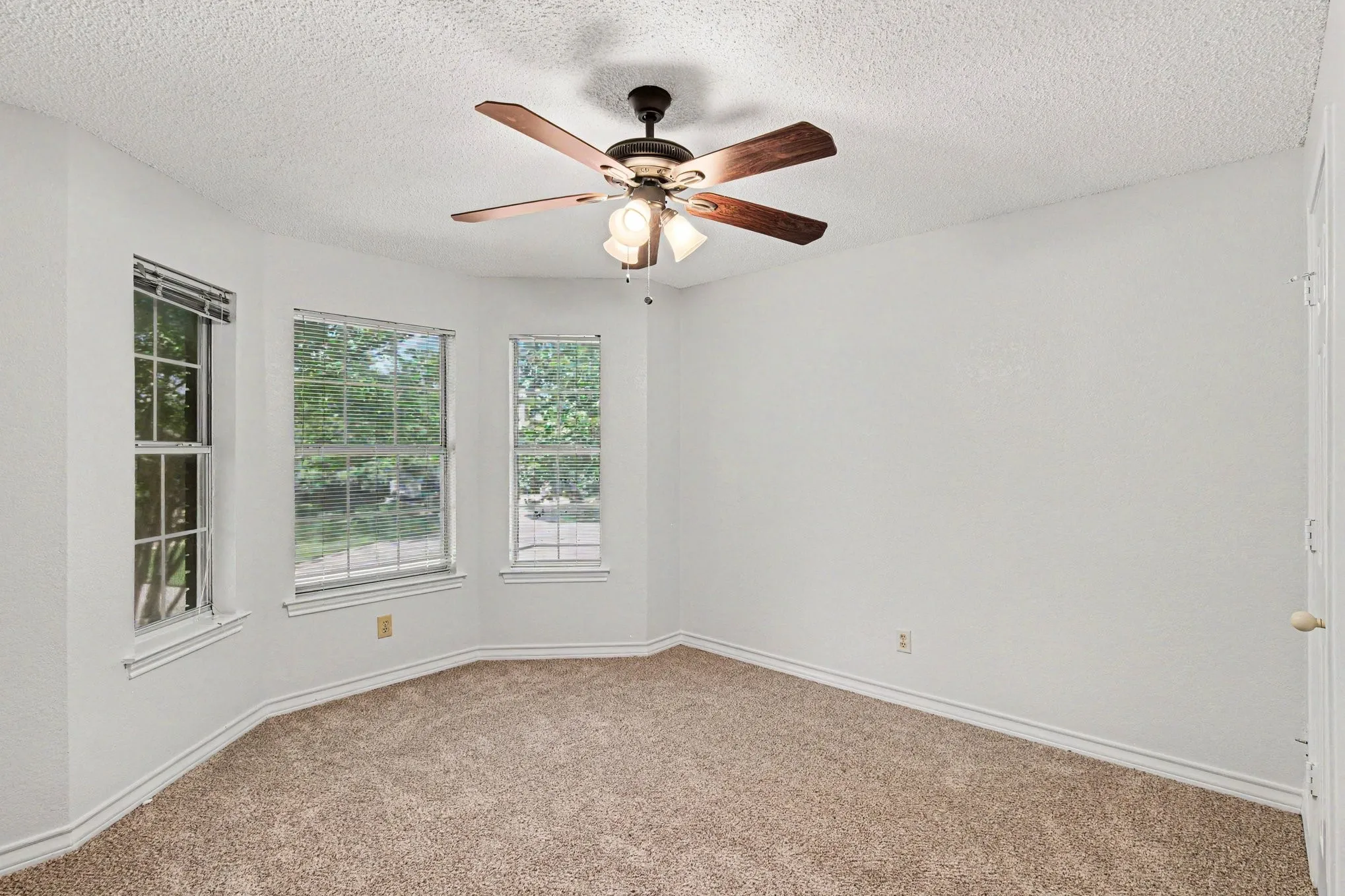 Single Family Residence For Sale in Tarrant County , 7654 Moss Court, North Richland Hills, Texas 76182, 4 Bedroom, 3 Bathroom, 2 Garage spaces, 2,333 Sqft, built in 1990, mls#21300528, Real Estate Agent in North Richland Hills, Homes For Sale in Tarrant county, Homes For Sale in North Richland Hills, Realtor in North Richland Hills Texas, Real Estate Brokerage Independent Realty Texas, Luminita Cordes Realtor