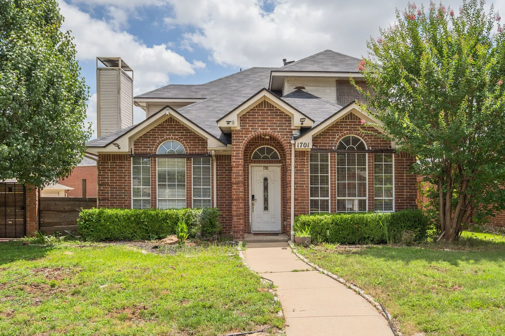 Single Family Residence For Sale in Denton County , 1701 Creekway Drive, Lewisville, Texas 75067, 3 Bedroom, 3 Bathroom, 2 Garage spaces, 1,940 Sqft, built in 1994, mls#21291490, Real Estate Agent in Lewisville, Homes For Sale in Denton county, Homes For Sale in Lewisville, Realtor in Lewisville Texas, Real Estate Brokerage Independent Realty Texas, Luminita Cordes Realtor
