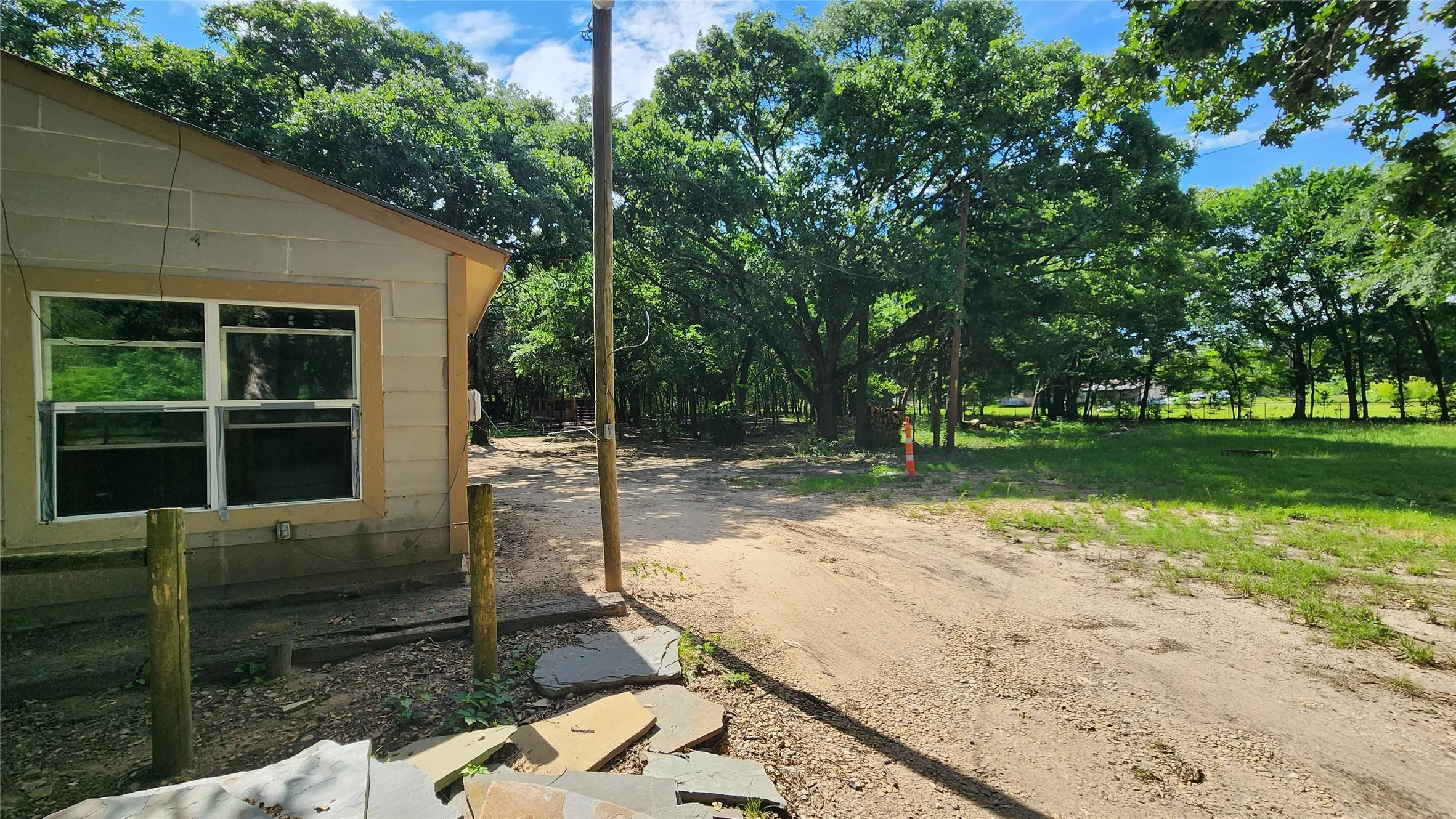 Single Family Residence For Sale in Van Zandt County , 123 Private Road 7827, Wills Point, Texas 75169, 3 Bedroom, 1 Bathroom, Garage spaces, 1,392 Sqft, built in 1977, mls#21301076, Real Estate Agent in Wills Point, Homes For Sale in Van Zandt county, Homes For Sale in Wills Point, Realtor in Wills Point Texas, Real Estate Brokerage Independent Realty Texas, Luminita Cordes Realtor