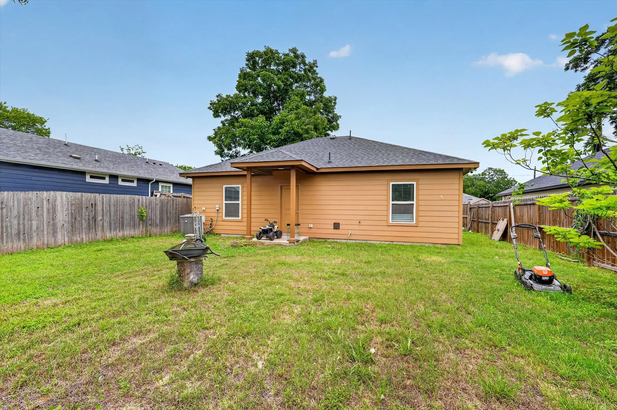 Single Family Residence For Sale in Dallas County , 4552 Corregidor Street, Dallas, Texas 75216, 3 Bedroom, 3 Bathroom, Garage spaces, 1,976 Sqft, built in 2022, mls#21286202, Real Estate Agent in Dallas, Homes For Sale in Dallas county, Homes For Sale in Dallas, Realtor in Dallas Texas, Real Estate Brokerage Independent Realty Texas, Luminita Cordes Realtor