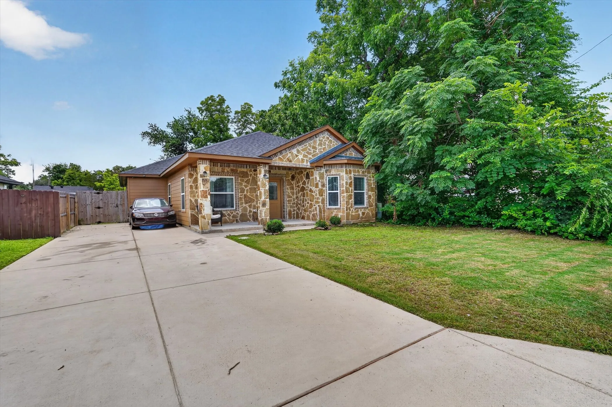 Single Family Residence For Sale in Dallas County , 4552 Corregidor Street, Dallas, Texas 75216, 3 Bedroom, 3 Bathroom, Garage spaces, 1,976 Sqft, built in 2022, mls#21286202, Real Estate Agent in Dallas, Homes For Sale in Dallas county, Homes For Sale in Dallas, Realtor in Dallas Texas, Real Estate Brokerage Independent Realty Texas, Luminita Cordes Realtor