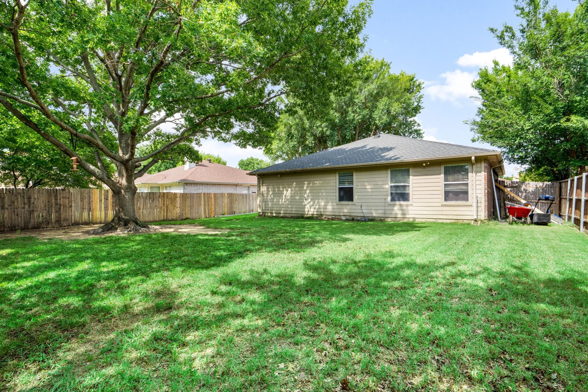 Single Family Residence For Sale in Denton County , 1425 Turtle Cove Drive, Little Elm, Texas 75068, 3 Bedroom, 2 Bathroom, 2 Garage spaces, 1,437 Sqft, built in 1999, mls#21297016, Real Estate Agent in Little Elm, Homes For Sale in Denton county, Homes For Sale in Little Elm, Realtor in Little Elm Texas, Real Estate Brokerage Independent Realty Texas, Luminita Cordes Realtor
