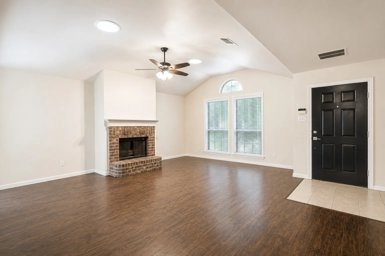 Single Family Residence For Sale in Denton County , 1425 Turtle Cove Drive, Little Elm, Texas 75068, 3 Bedroom, 2 Bathroom, 2 Garage spaces, 1,437 Sqft, built in 1999, mls#21297016, Real Estate Agent in Little Elm, Homes For Sale in Denton county, Homes For Sale in Little Elm, Realtor in Little Elm Texas, Real Estate Brokerage Independent Realty Texas, Luminita Cordes Realtor