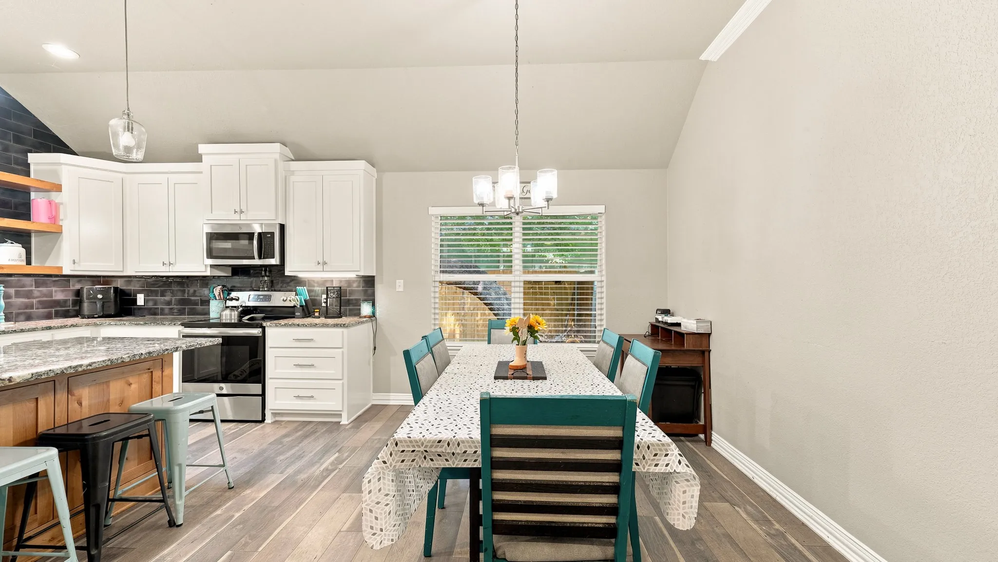 Single Family Residence For Sale in Hood County , 4016 Cherokee Court, Granbury, Texas 76048, 4 Bedroom, 2 Bathroom, 2 Garage spaces, 1,917 Sqft, built in 2019, mls#21299737, Real Estate Agent in Granbury, Homes For Sale in Hood county, Homes For Sale in Granbury, Realtor in Granbury Texas, Real Estate Brokerage Independent Realty Texas, Luminita Cordes Realtor