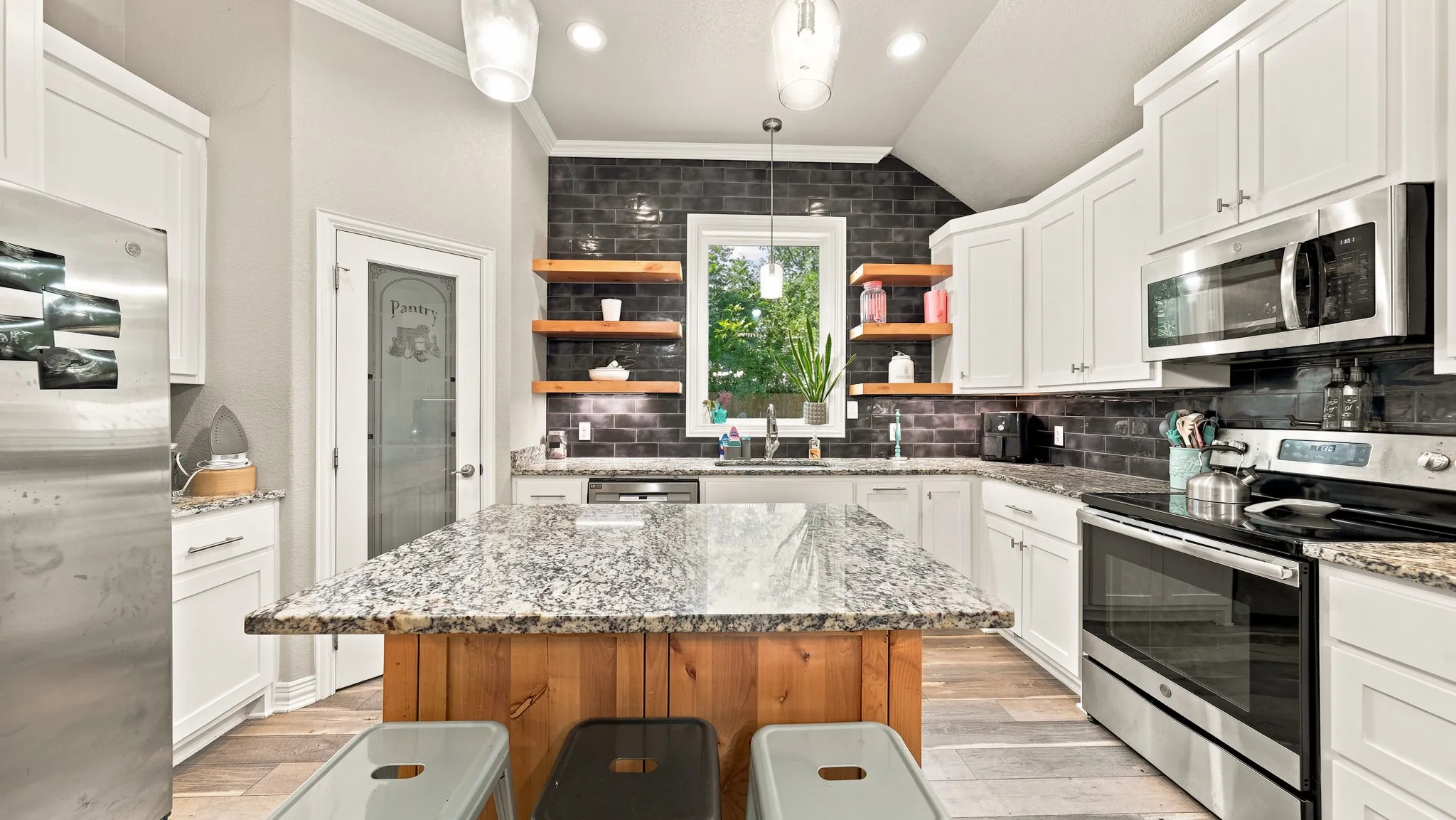 Single Family Residence For Sale in Hood County , 4016 Cherokee Court, Granbury, Texas 76048, 4 Bedroom, 2 Bathroom, 2 Garage spaces, 1,917 Sqft, built in 2019, mls#21299737, Real Estate Agent in Granbury, Homes For Sale in Hood county, Homes For Sale in Granbury, Realtor in Granbury Texas, Real Estate Brokerage Independent Realty Texas, Luminita Cordes Realtor