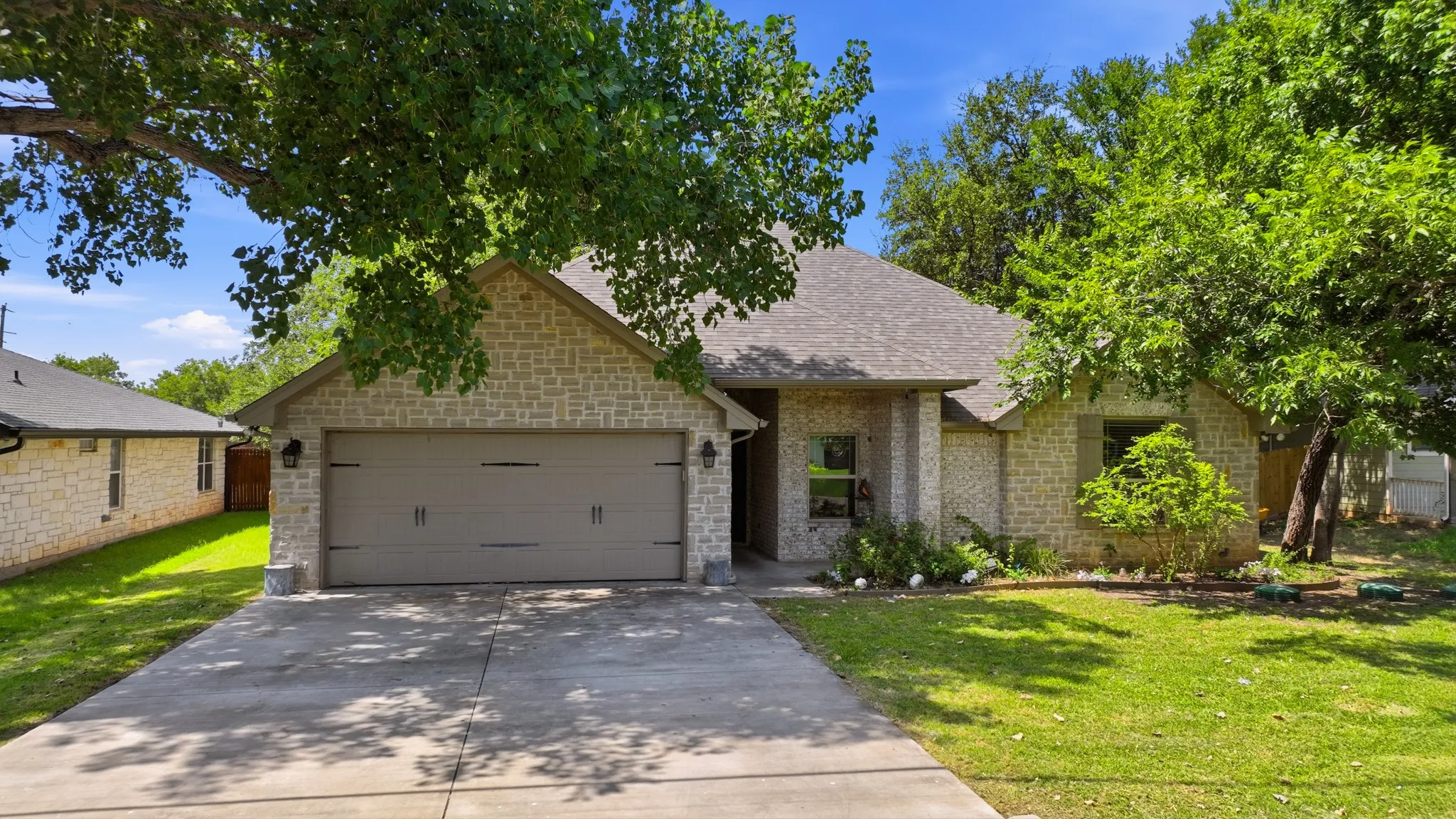 Single Family Residence For Sale in Hood County , 4016 Cherokee Court, Granbury, Texas 76048, 4 Bedroom, 2 Bathroom, 2 Garage spaces, 1,917 Sqft, built in 2019, mls#21299737, Real Estate Agent in Granbury, Homes For Sale in Hood county, Homes For Sale in Granbury, Realtor in Granbury Texas, Real Estate Brokerage Independent Realty Texas, Luminita Cordes Realtor