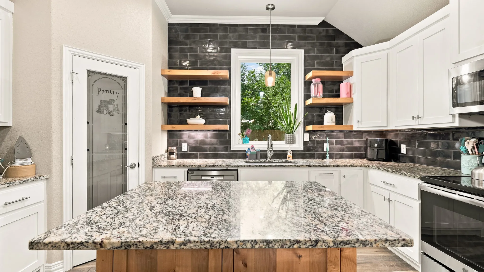 Single Family Residence For Sale in Hood County , 4016 Cherokee Court, Granbury, Texas 76048, 4 Bedroom, 2 Bathroom, 2 Garage spaces, 1,917 Sqft, built in 2019, mls#21299737, Real Estate Agent in Granbury, Homes For Sale in Hood county, Homes For Sale in Granbury, Realtor in Granbury Texas, Real Estate Brokerage Independent Realty Texas, Luminita Cordes Realtor