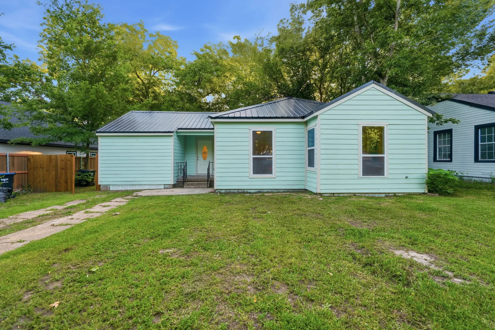 Single Family Residence For Sale in Hunt County , 1103 Bell Drive, Greenville, Texas 75401, 4 Bedroom, 2 Bathroom, Garage spaces, 1,478 Sqft, built in 1975, mls#21301097, Real Estate Agent in Greenville, Homes For Sale in Hunt county, Homes For Sale in Greenville, Realtor in Greenville Texas, Real Estate Brokerage Independent Realty Texas, Luminita Cordes Realtor