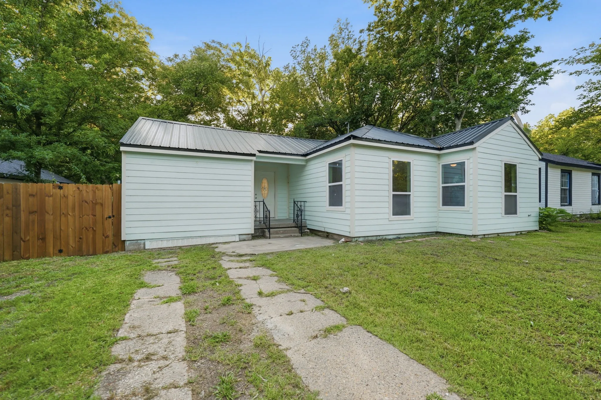 Single Family Residence For Sale in Hunt County , 1103 Bell Drive, Greenville, Texas 75401, 4 Bedroom, 2 Bathroom, Garage spaces, 1,478 Sqft, built in 1975, mls#21301097, Real Estate Agent in Greenville, Homes For Sale in Hunt county, Homes For Sale in Greenville, Realtor in Greenville Texas, Real Estate Brokerage Independent Realty Texas, Luminita Cordes Realtor