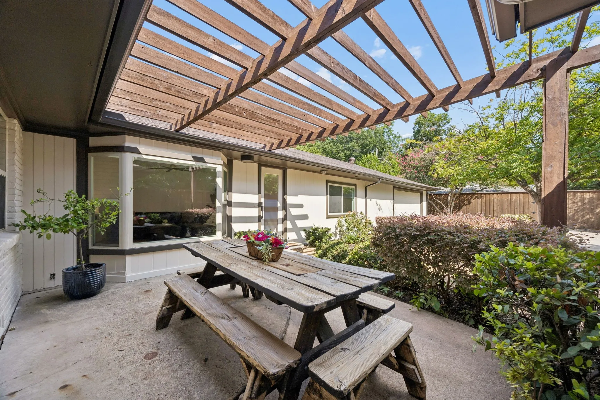 Single Family Residence For Sale in Dallas County , 7048 Arboreal Drive, Dallas, Texas 75231, 3 Bedroom, 3 Bathroom, 2 Garage spaces, 2,753 Sqft, built in 1960, mls#21297420, Real Estate Agent in Dallas, Homes For Sale in Dallas county, Homes For Sale in Dallas, Realtor in Dallas Texas, Real Estate Brokerage Independent Realty Texas, Luminita Cordes Realtor