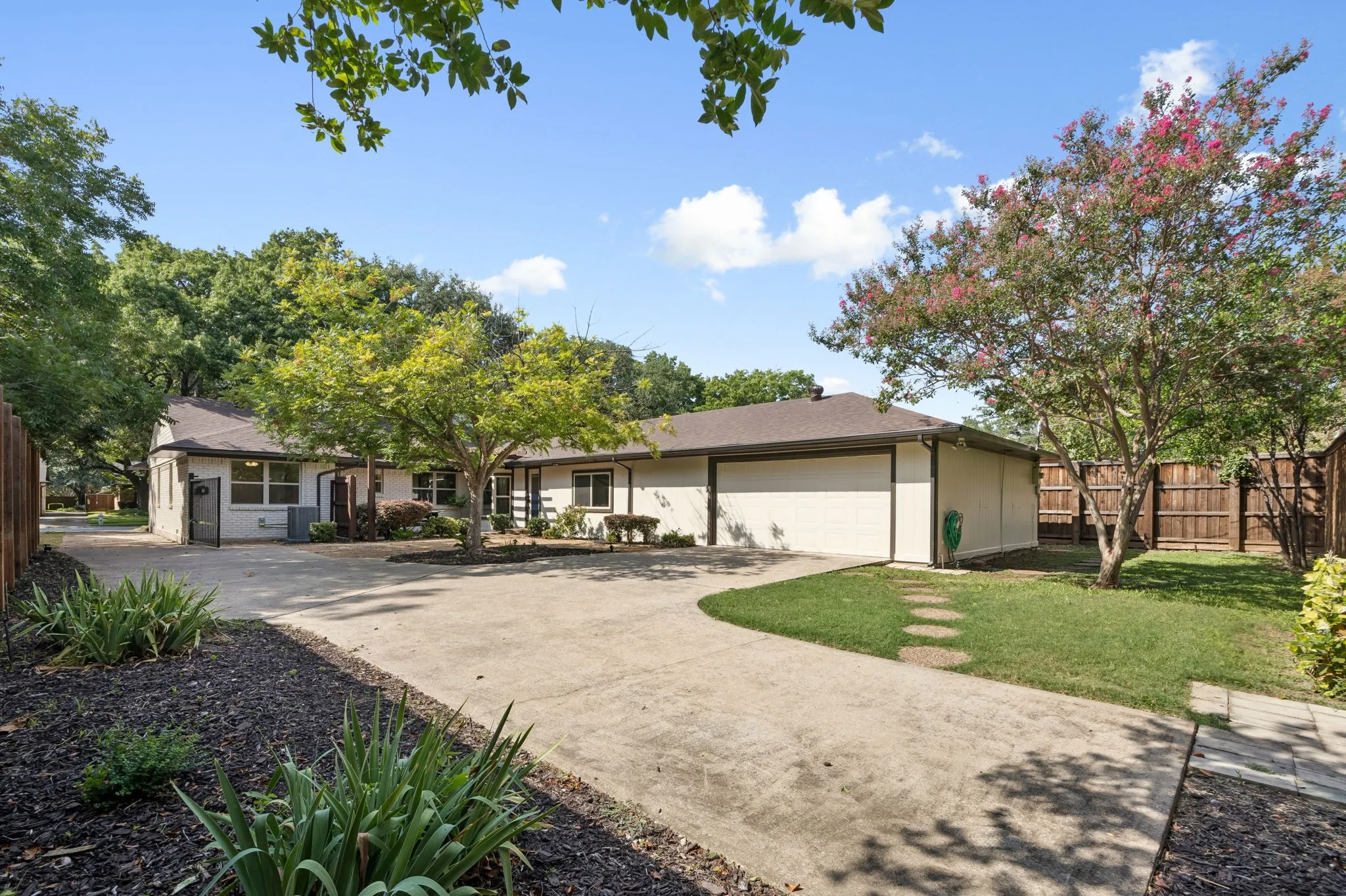 Single Family Residence For Sale in Dallas County , 7048 Arboreal Drive, Dallas, Texas 75231, 3 Bedroom, 3 Bathroom, 2 Garage spaces, 2,753 Sqft, built in 1960, mls#21297420, Real Estate Agent in Dallas, Homes For Sale in Dallas county, Homes For Sale in Dallas, Realtor in Dallas Texas, Real Estate Brokerage Independent Realty Texas, Luminita Cordes Realtor