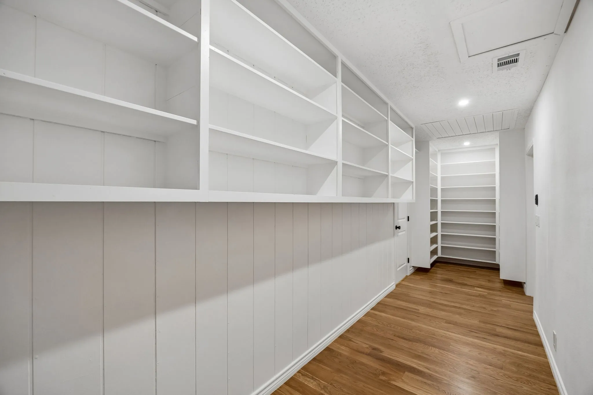 Single Family Residence For Sale in Dallas County , 7048 Arboreal Drive, Dallas, Texas 75231, 3 Bedroom, 3 Bathroom, 2 Garage spaces, 2,753 Sqft, built in 1960, mls#21297420, Real Estate Agent in Dallas, Homes For Sale in Dallas county, Homes For Sale in Dallas, Realtor in Dallas Texas, Real Estate Brokerage Independent Realty Texas, Luminita Cordes Realtor