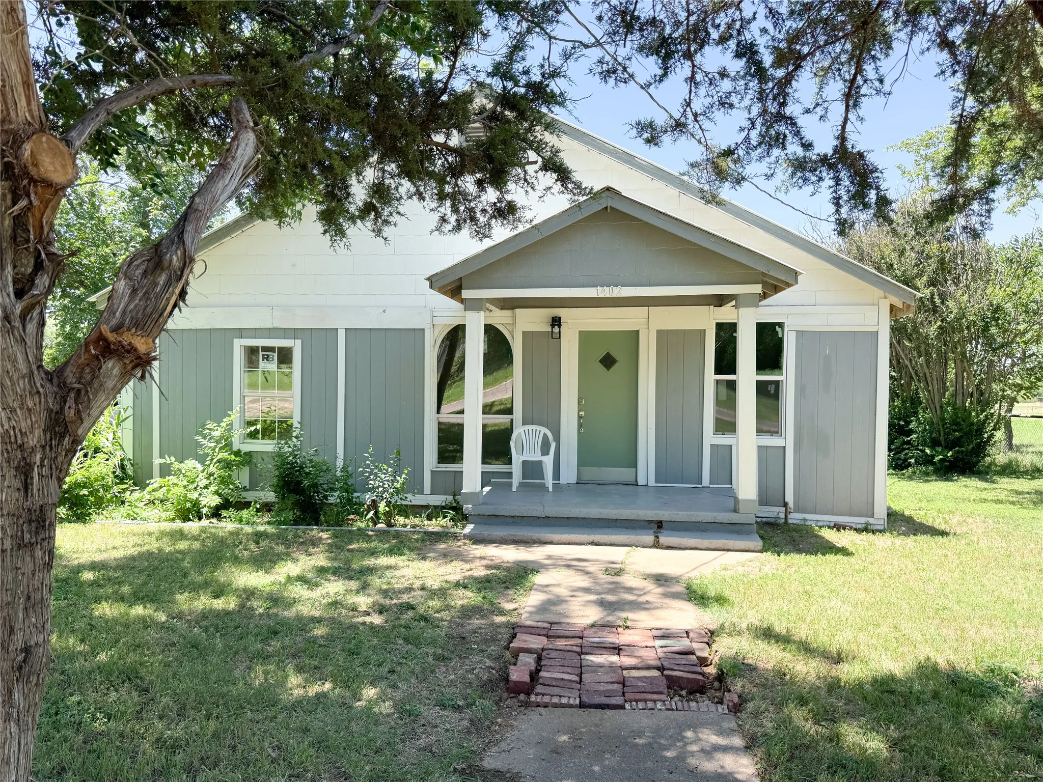 Single Family Residence For Sale in Eastland County , 1402 Avenue A, Cisco, Texas 76437, 2 Bedroom, 2 Bathroom, Garage spaces, 1,155 Sqft, built in 1940, mls#21299935, Real Estate Agent in Cisco, Homes For Sale in Eastland county, Homes For Sale in Cisco, Realtor in Cisco Texas, Real Estate Brokerage Independent Realty Texas, Luminita Cordes Realtor
