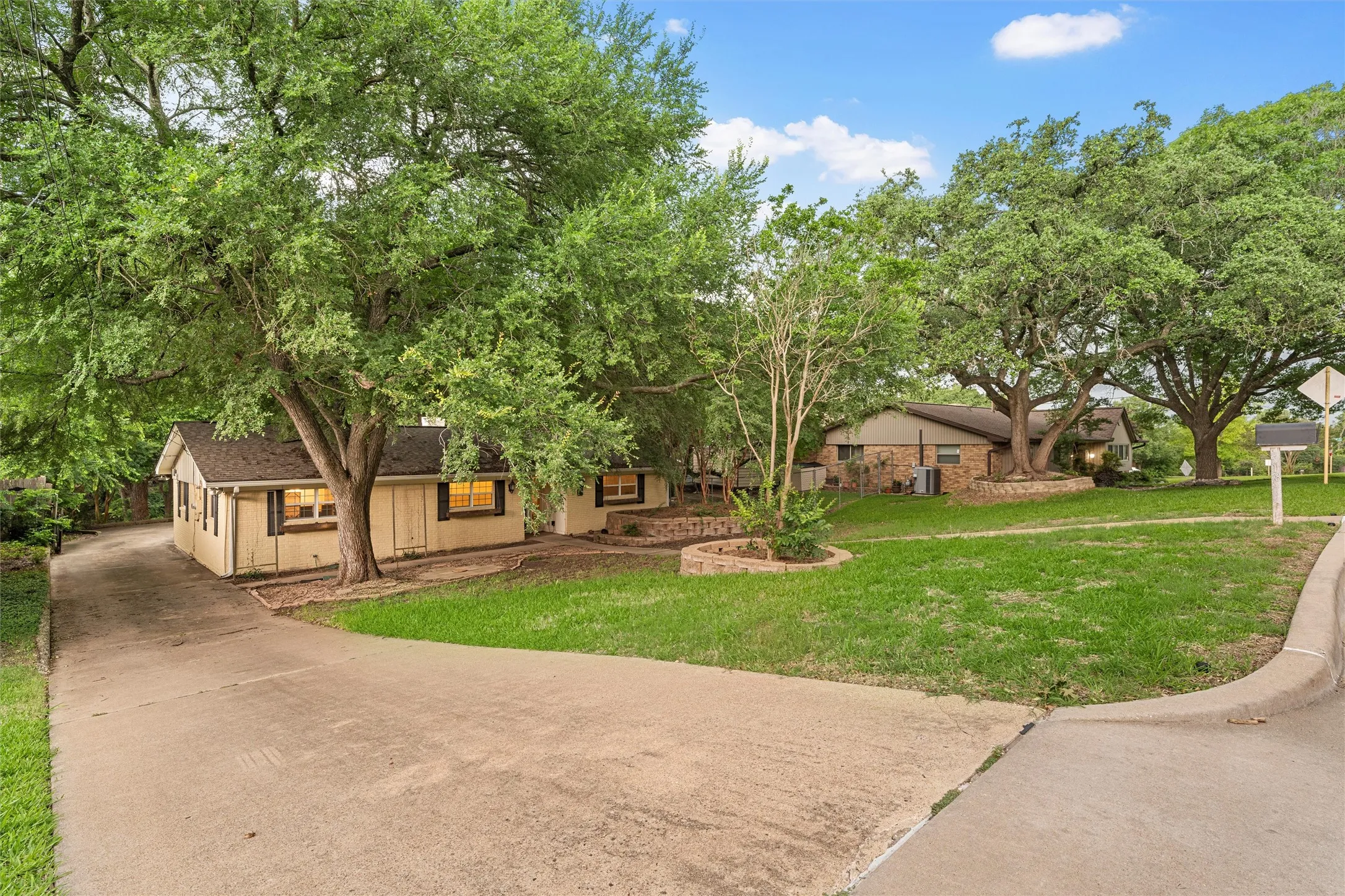 Single Family Residence For Rent in Mc Lennan County , 518 Fairway Road, Woodway, Texas 76712, 3 Bedroom, 2 Bathroom, Garage spaces, 2,223 Sqft, built in 1965, mls#21300006, Real Estate Agent in Woodway, Homes For Rent in Mc Lennan county, Homes For Rent in Woodway, Realtor in Woodway Texas, Real Estate Brokerage Independent Realty Texas, Luminita Cordes Realtor