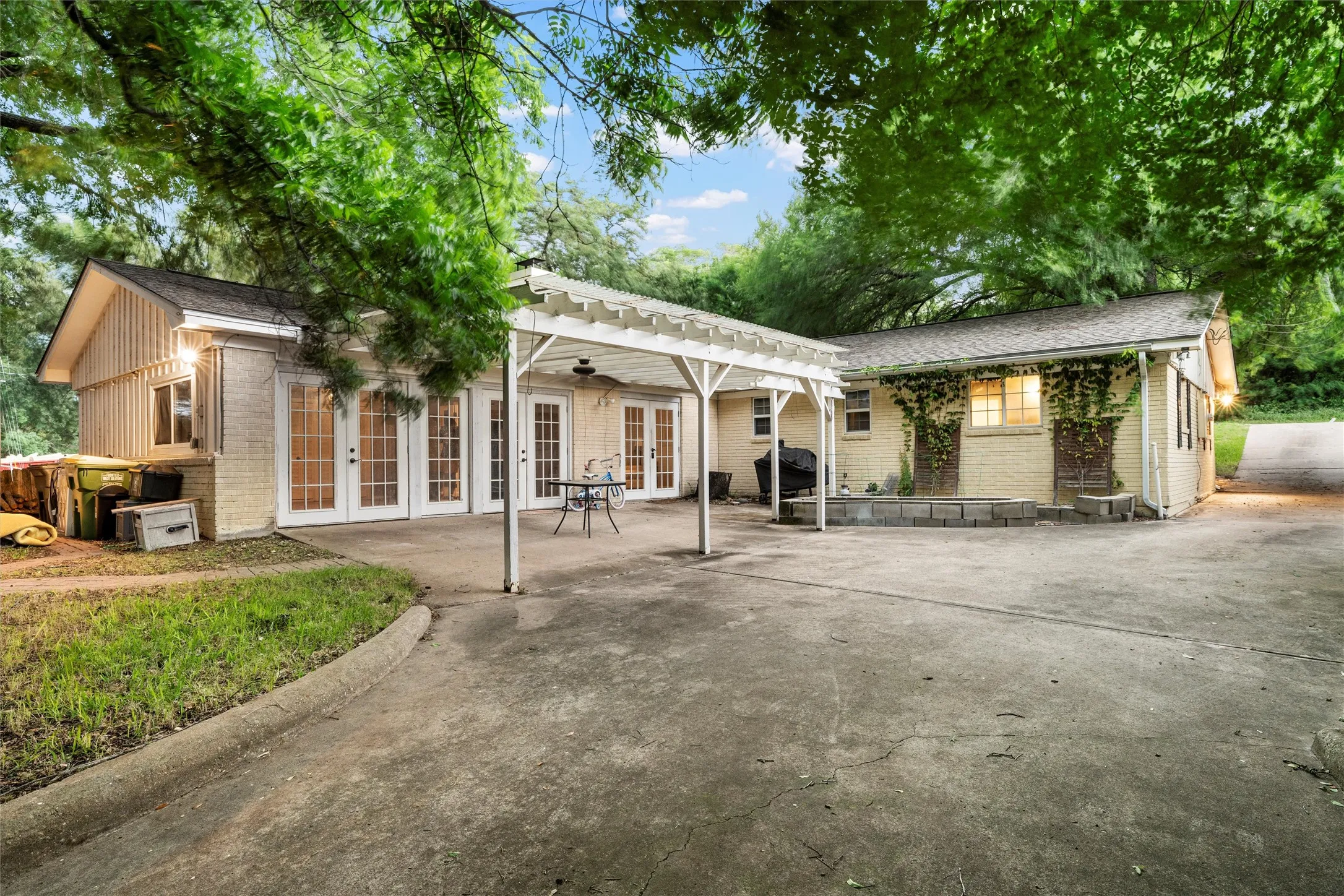 Single Family Residence For Rent in Mc Lennan County , 518 Fairway Road, Woodway, Texas 76712, 3 Bedroom, 2 Bathroom, Garage spaces, 2,223 Sqft, built in 1965, mls#21300006, Real Estate Agent in Woodway, Homes For Rent in Mc Lennan county, Homes For Rent in Woodway, Realtor in Woodway Texas, Real Estate Brokerage Independent Realty Texas, Luminita Cordes Realtor
