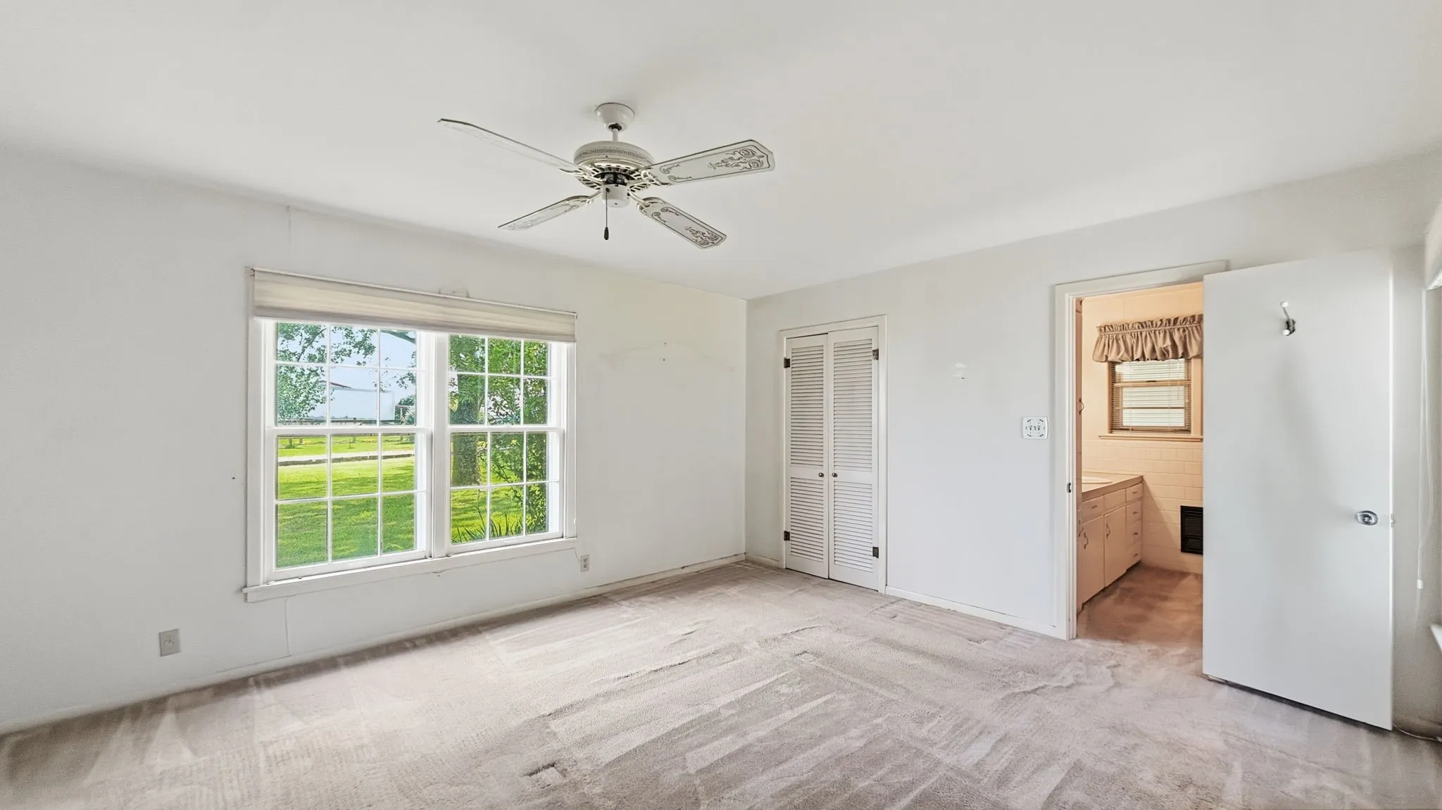 Single Family Residence For Sale in Grayson County , 59 Noland Road, Whitesboro, Texas 76273, 2 Bedroom, 2 Bathroom, Garage spaces, 1,412 Sqft, built in 1951, mls#21300956, Real Estate Agent in Whitesboro, Homes For Sale in Grayson county, Homes For Sale in Whitesboro, Realtor in Whitesboro Texas, Real Estate Brokerage Independent Realty Texas, Luminita Cordes Realtor