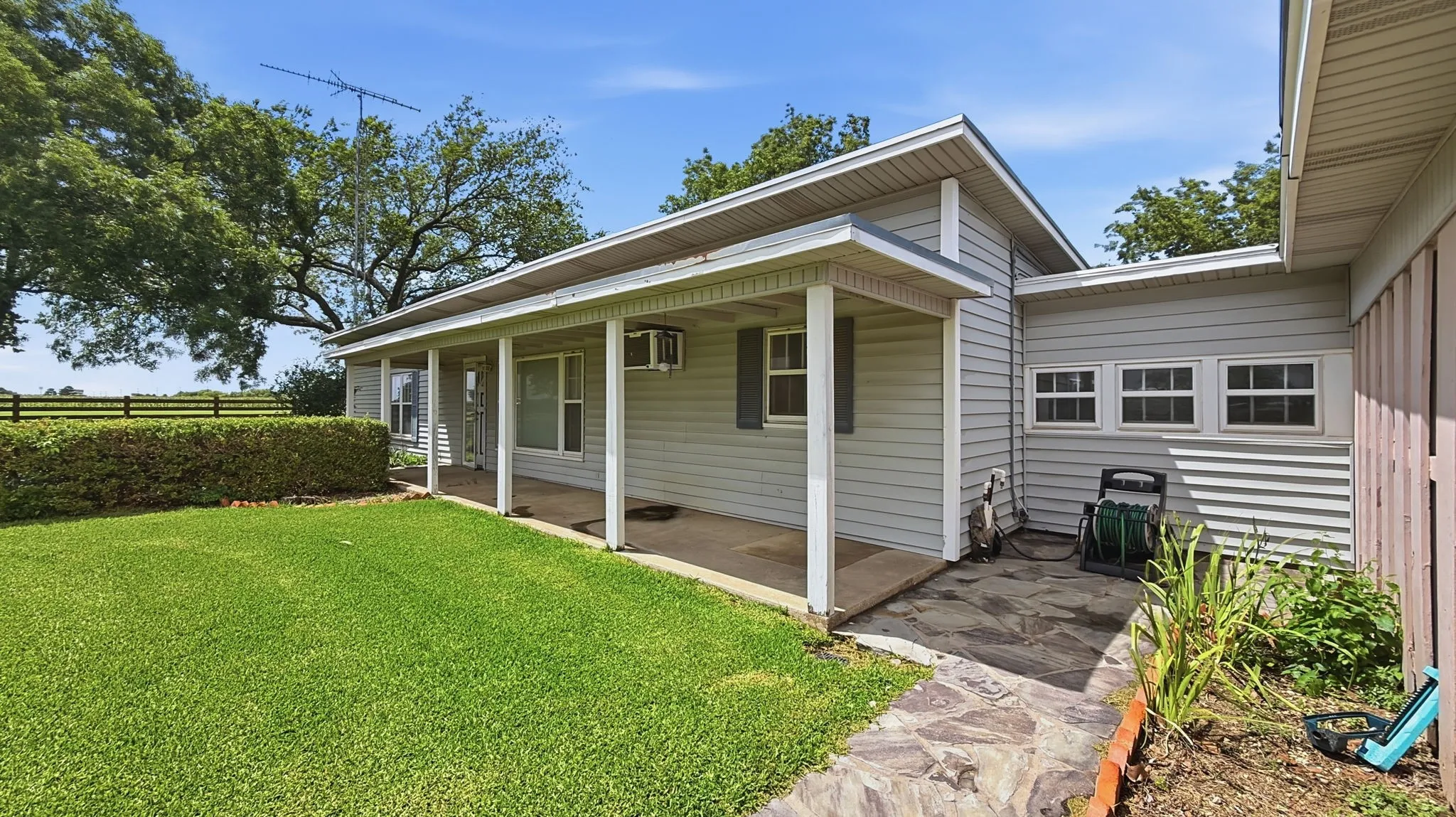 Single Family Residence For Sale in Grayson County , 59 Noland Road, Whitesboro, Texas 76273, 2 Bedroom, 2 Bathroom, Garage spaces, 1,412 Sqft, built in 1951, mls#21300956, Real Estate Agent in Whitesboro, Homes For Sale in Grayson county, Homes For Sale in Whitesboro, Realtor in Whitesboro Texas, Real Estate Brokerage Independent Realty Texas, Luminita Cordes Realtor