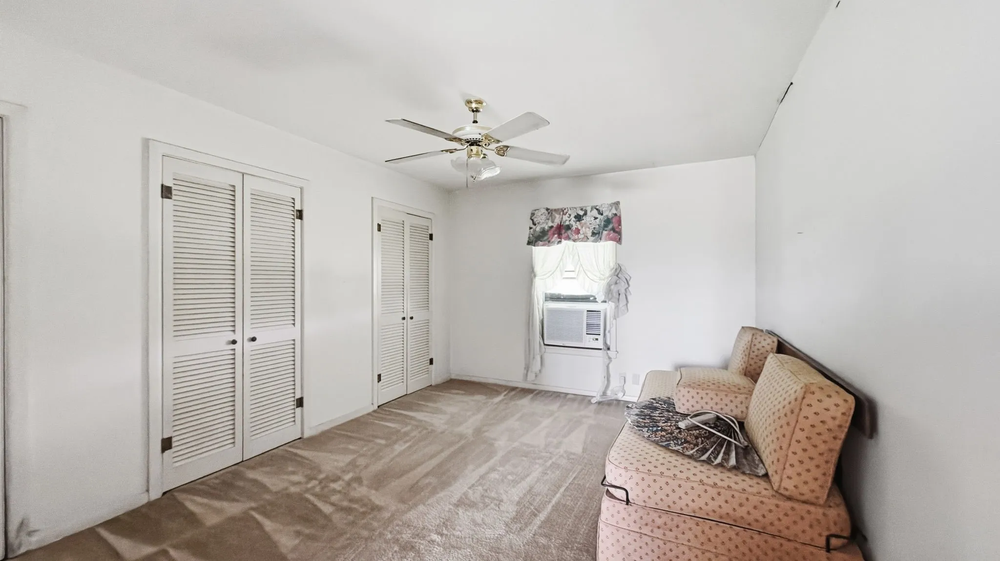 Single Family Residence For Sale in Grayson County , 59 Noland Road, Whitesboro, Texas 76273, 2 Bedroom, 2 Bathroom, Garage spaces, 1,412 Sqft, built in 1951, mls#21300956, Real Estate Agent in Whitesboro, Homes For Sale in Grayson county, Homes For Sale in Whitesboro, Realtor in Whitesboro Texas, Real Estate Brokerage Independent Realty Texas, Luminita Cordes Realtor