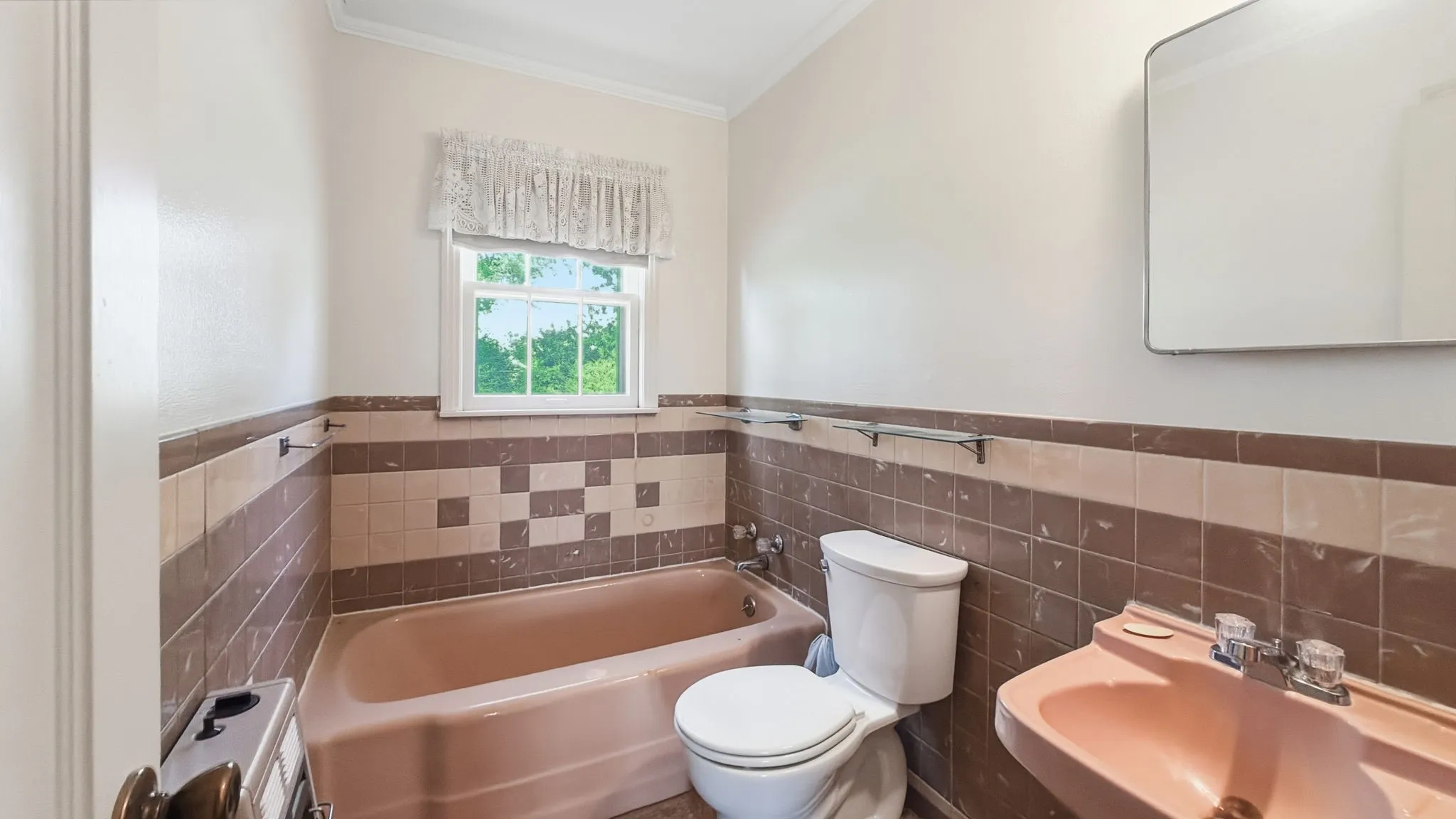 Single Family Residence For Sale in Grayson County , 59 Noland Road, Whitesboro, Texas 76273, 2 Bedroom, 2 Bathroom, Garage spaces, 1,412 Sqft, built in 1951, mls#21300956, Real Estate Agent in Whitesboro, Homes For Sale in Grayson county, Homes For Sale in Whitesboro, Realtor in Whitesboro Texas, Real Estate Brokerage Independent Realty Texas, Luminita Cordes Realtor