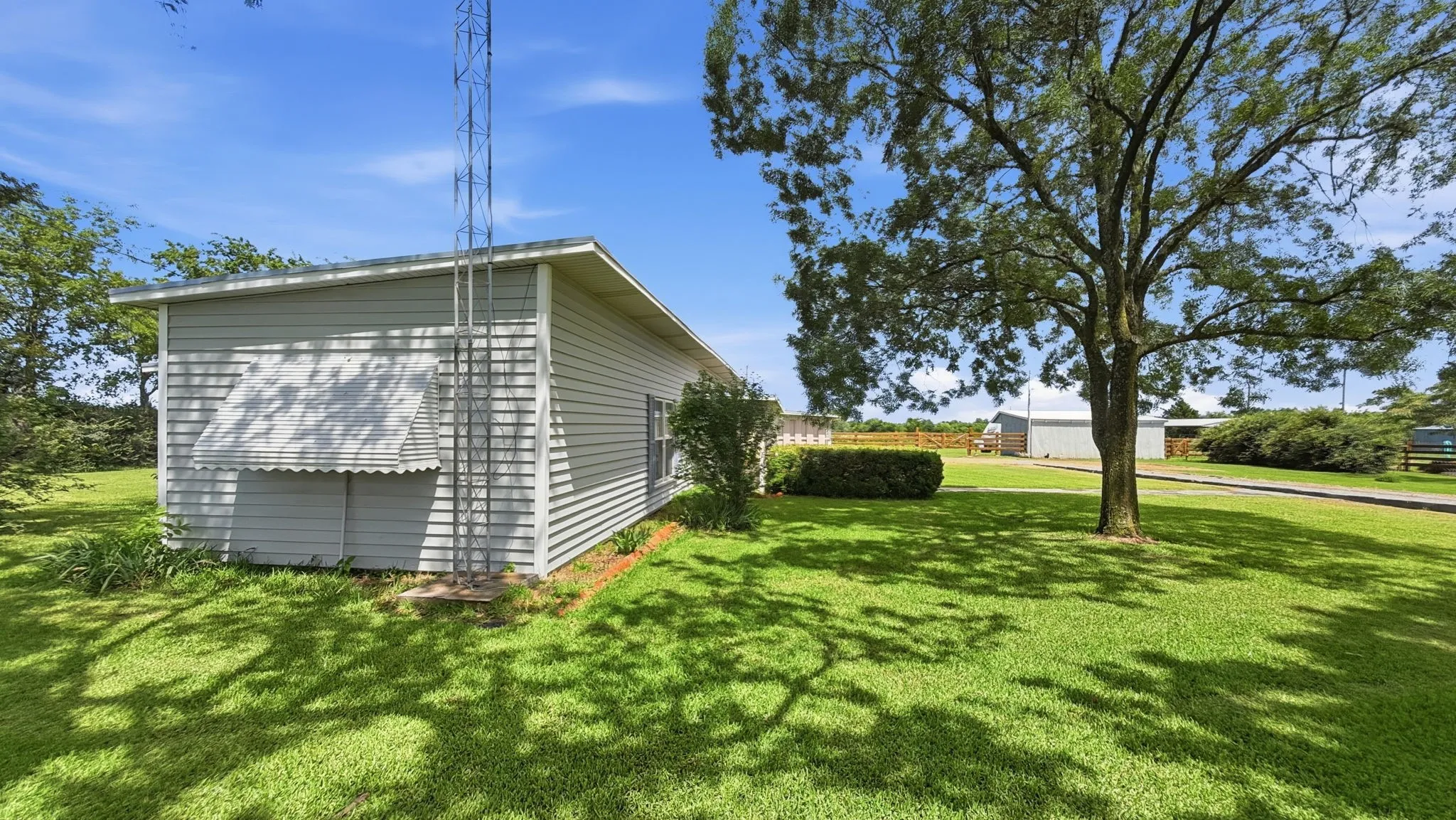 Single Family Residence For Sale in Grayson County , 59 Noland Road, Whitesboro, Texas 76273, 2 Bedroom, 2 Bathroom, Garage spaces, 1,412 Sqft, built in 1951, mls#21300956, Real Estate Agent in Whitesboro, Homes For Sale in Grayson county, Homes For Sale in Whitesboro, Realtor in Whitesboro Texas, Real Estate Brokerage Independent Realty Texas, Luminita Cordes Realtor