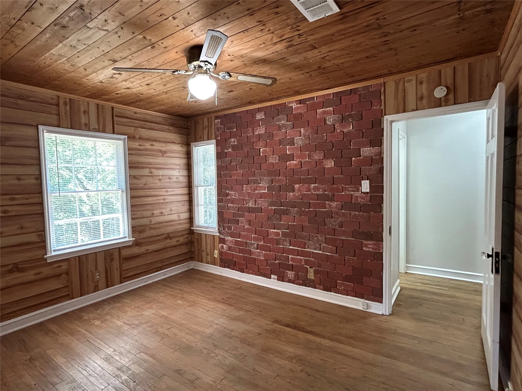 Single Family Residence For Sale in Dallas County , 640 E Pleasant Run Road, De Soto, Texas 75115, 3 Bedroom, 1 Bathroom, Garage spaces, 1,140 Sqft, built in 1962, mls#21301143, Real Estate Agent in De Soto, Homes For Sale in Dallas county, Homes For Sale in De Soto, Realtor in De Soto Texas, Real Estate Brokerage Independent Realty Texas, Luminita Cordes Realtor