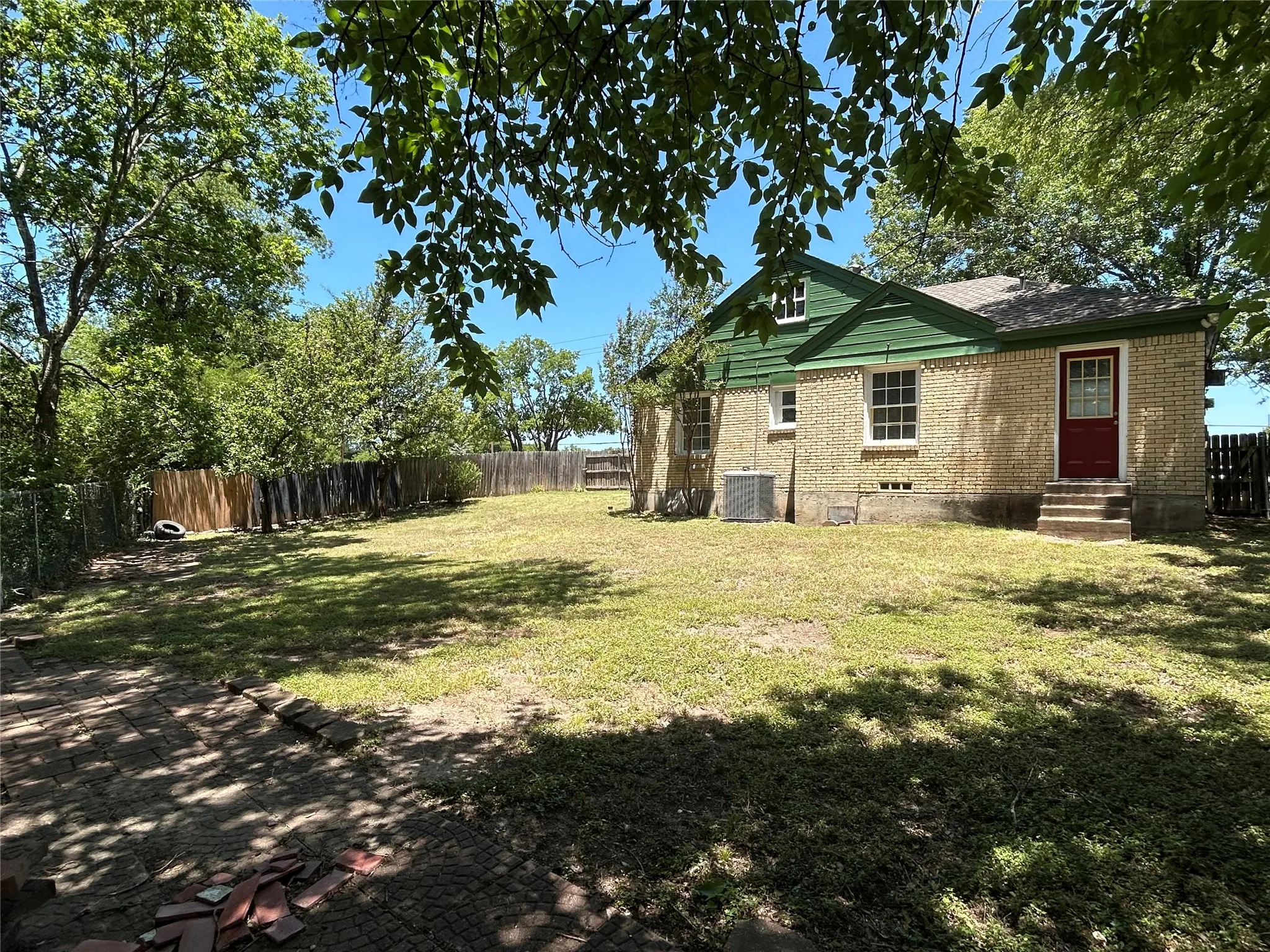 Single Family Residence For Sale in Dallas County , 640 E Pleasant Run Road, De Soto, Texas 75115, 3 Bedroom, 1 Bathroom, Garage spaces, 1,140 Sqft, built in 1962, mls#21301143, Real Estate Agent in De Soto, Homes For Sale in Dallas county, Homes For Sale in De Soto, Realtor in De Soto Texas, Real Estate Brokerage Independent Realty Texas, Luminita Cordes Realtor