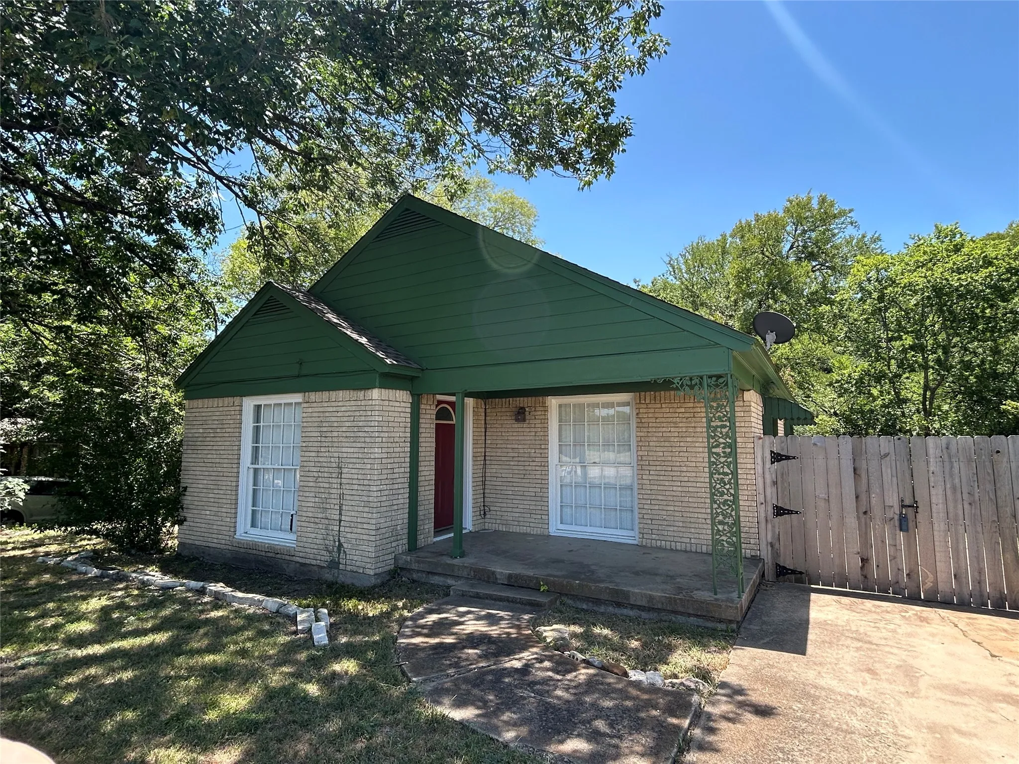 Single Family Residence For Sale in Dallas County , 640 E Pleasant Run Road, De Soto, Texas 75115, 3 Bedroom, 1 Bathroom, Garage spaces, 1,140 Sqft, built in 1962, mls#21301143, Real Estate Agent in De Soto, Homes For Sale in Dallas county, Homes For Sale in De Soto, Realtor in De Soto Texas, Real Estate Brokerage Independent Realty Texas, Luminita Cordes Realtor