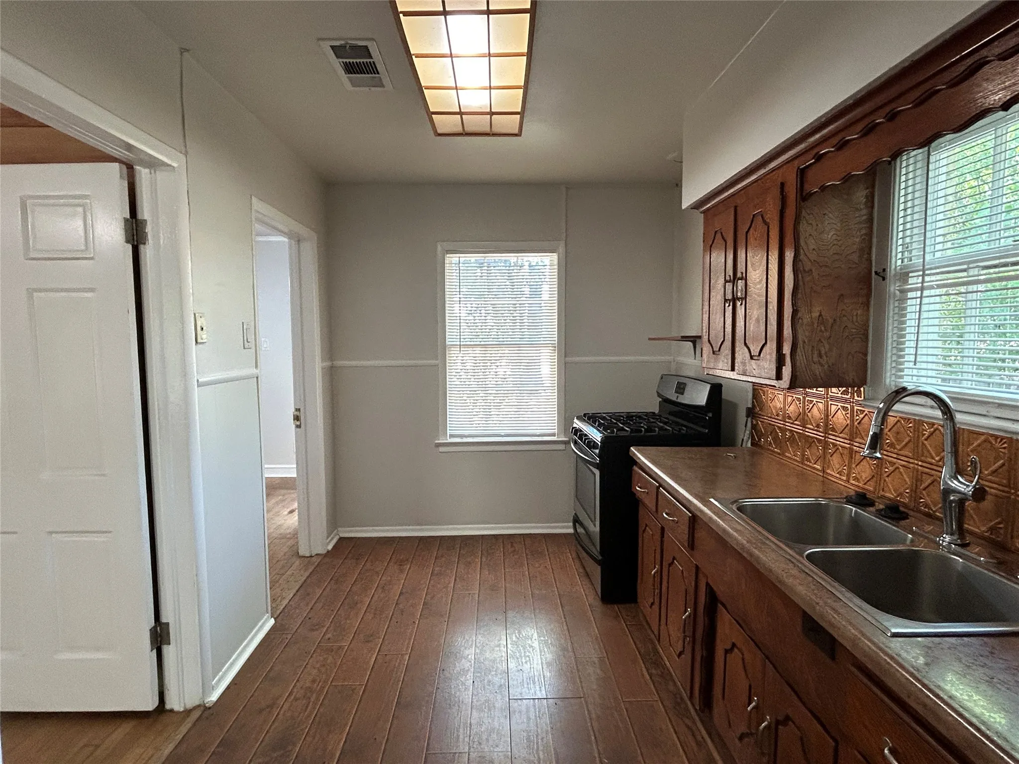 Single Family Residence For Sale in Dallas County , 640 E Pleasant Run Road, De Soto, Texas 75115, 3 Bedroom, 1 Bathroom, Garage spaces, 1,140 Sqft, built in 1962, mls#21301143, Real Estate Agent in De Soto, Homes For Sale in Dallas county, Homes For Sale in De Soto, Realtor in De Soto Texas, Real Estate Brokerage Independent Realty Texas, Luminita Cordes Realtor