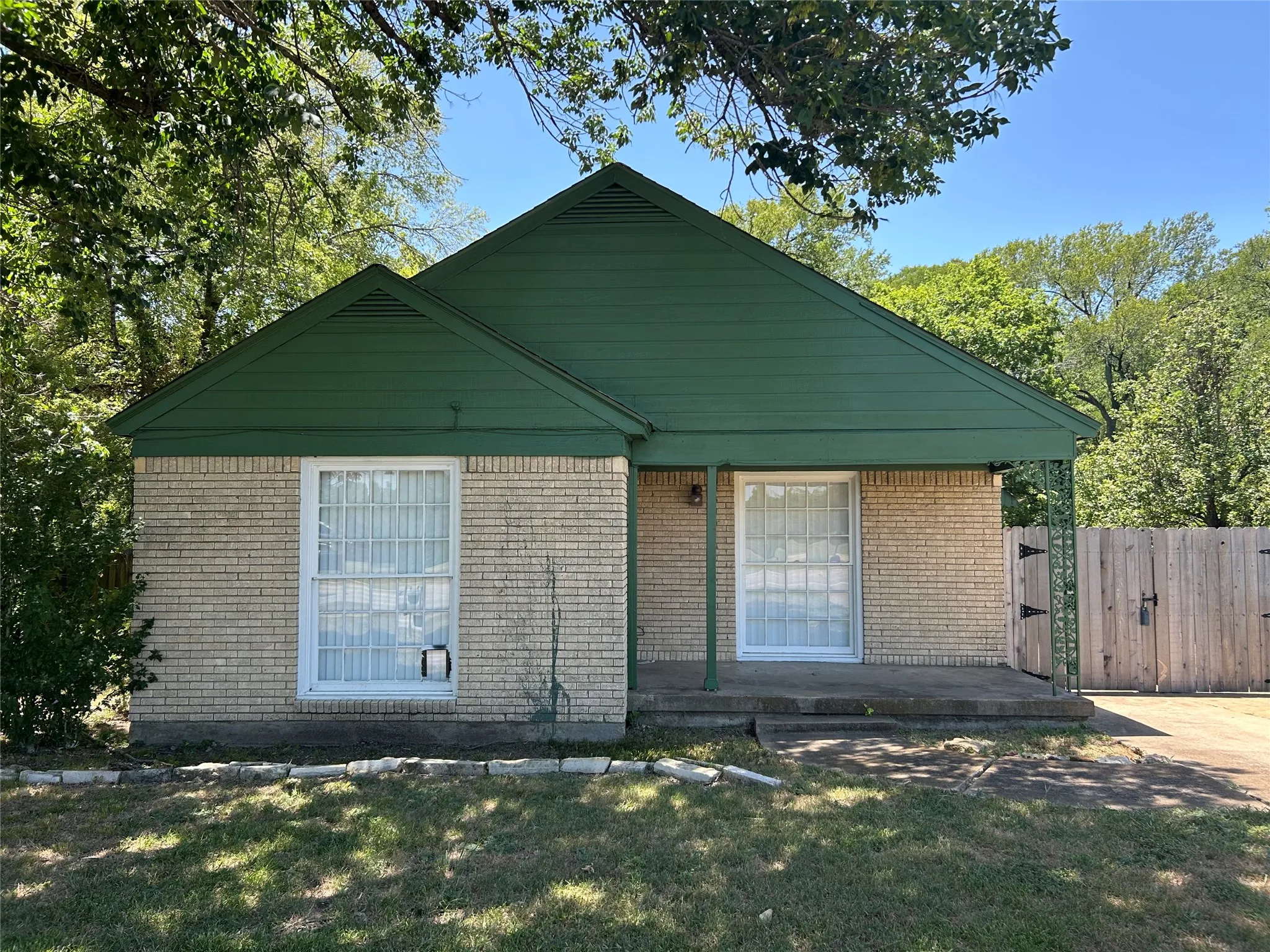 Single Family Residence For Sale in Dallas County , 640 E Pleasant Run Road, De Soto, Texas 75115, 3 Bedroom, 1 Bathroom, Garage spaces, 1,140 Sqft, built in 1962, mls#21301143, Real Estate Agent in De Soto, Homes For Sale in Dallas county, Homes For Sale in De Soto, Realtor in De Soto Texas, Real Estate Brokerage Independent Realty Texas, Luminita Cordes Realtor