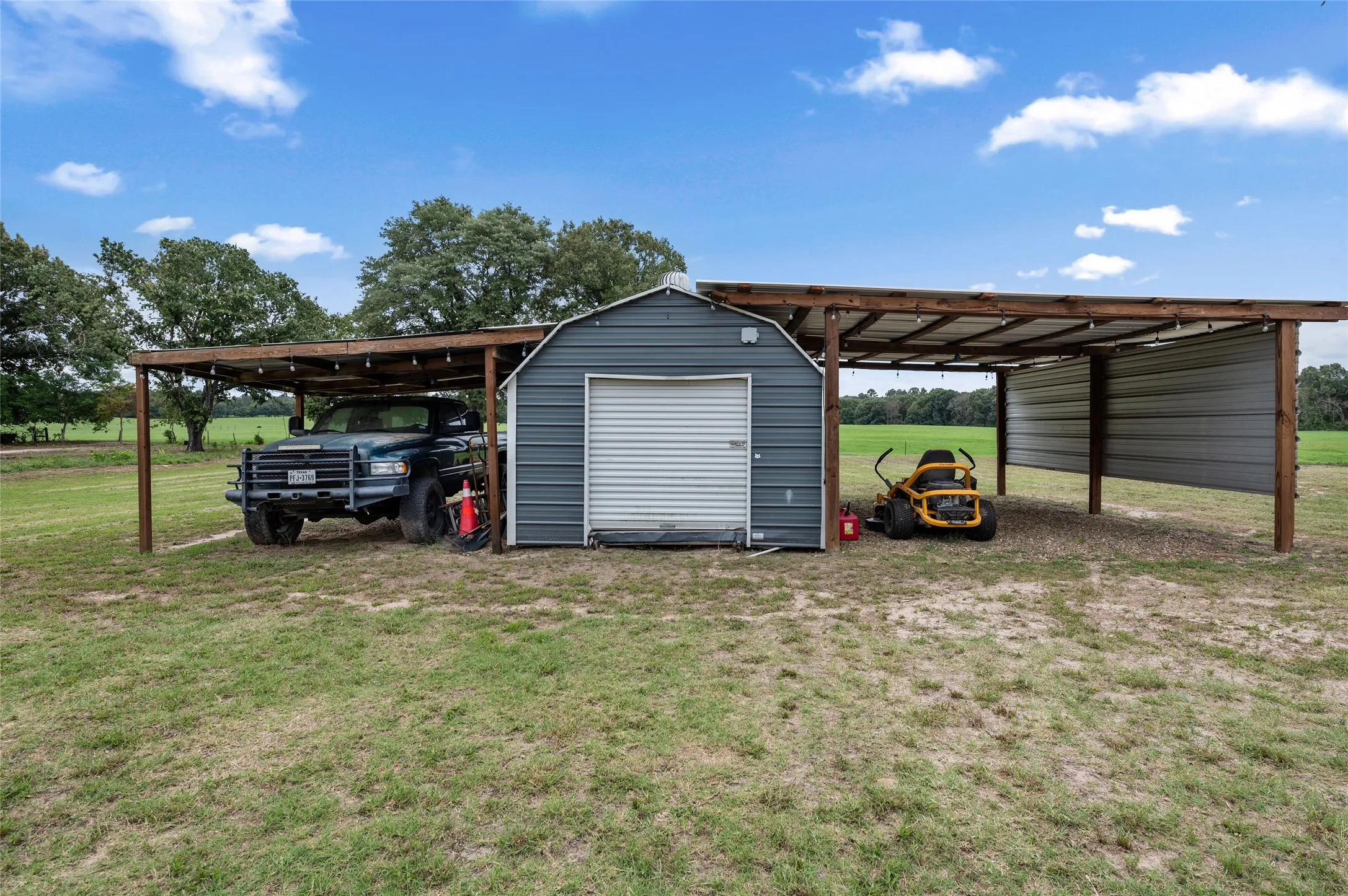 Single Family Residence For Sale in Wood County , 821 County road 3245, Quitman, Texas 75783, 2 Bedrooms, 2 Bathrooms, Garage spaces, 1,248 Sqft, built in 2006, Price $244,900, mls#21301147, Real Estate Agent in Quitman, Homes For Sale in Wood county, Homes For Sale in Quitman, Realtor in Quitman Texas, Real Estate Brokerage Independent Realty Texas, Luminita Cordes Realtor