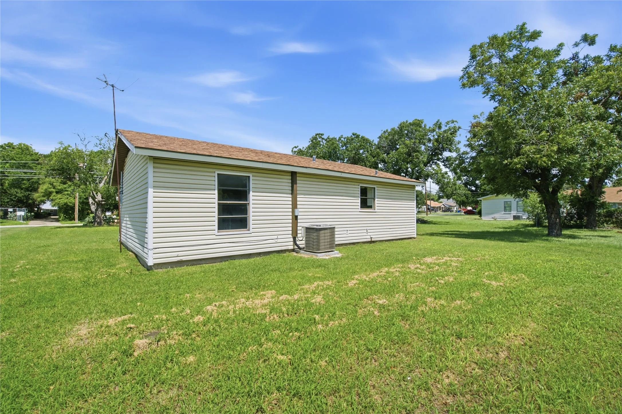 Single Family Residence For Sale in Tarrant County , 200 Russell Street, White Settlement, Texas 76108, 3 Bedroom, 1 Bathroom, Garage spaces, 864 Sqft, built in 1975, mls#21301151, Real Estate Agent in White Settlement, Homes For Sale in Tarrant county, Homes For Sale in White Settlement, Realtor in White Settlement Texas, Real Estate Brokerage Independent Realty Texas, Luminita Cordes Realtor