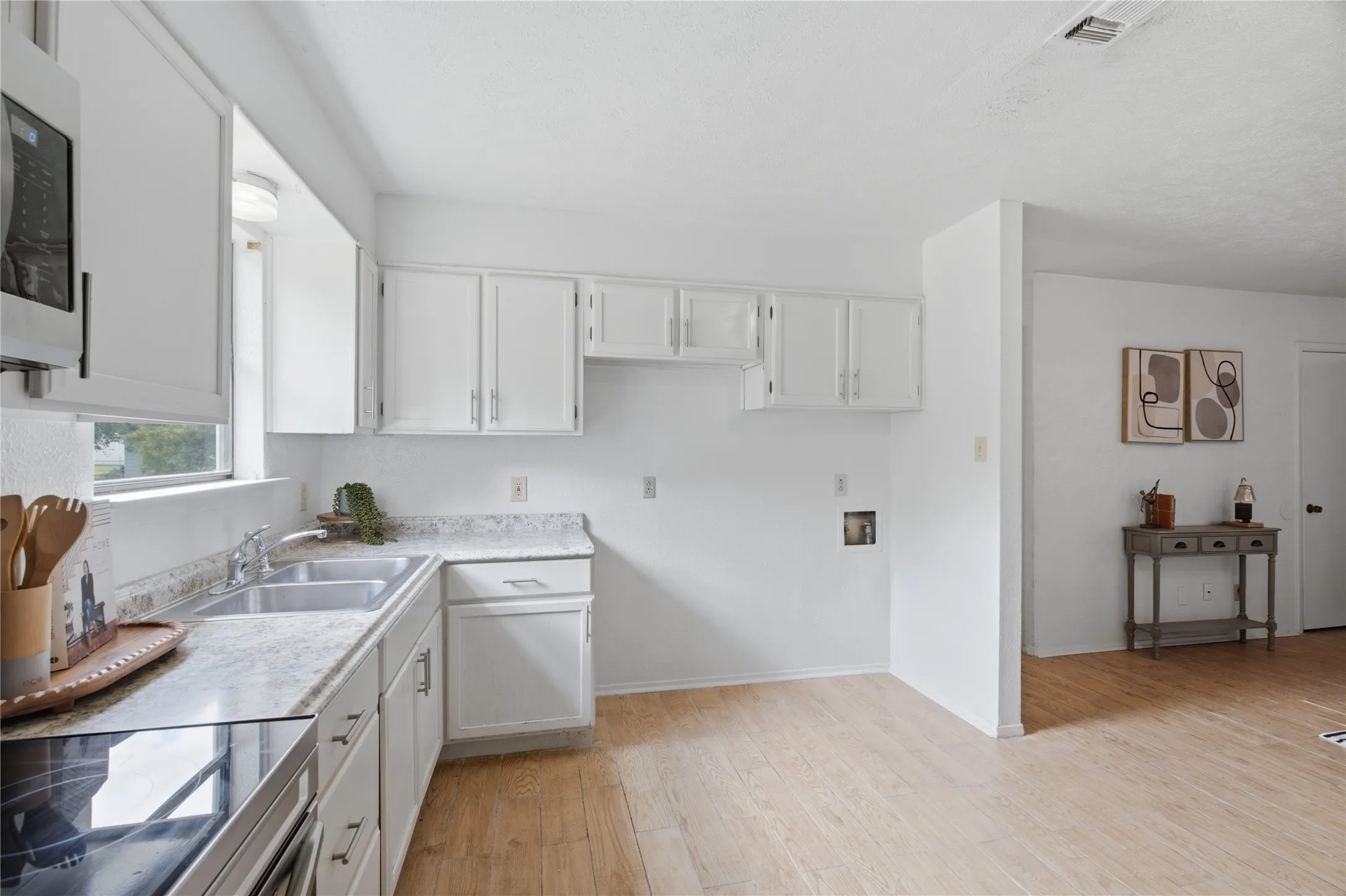 Single Family Residence For Sale in Tarrant County , 200 Russell Street, White Settlement, Texas 76108, 3 Bedroom, 1 Bathroom, Garage spaces, 864 Sqft, built in 1975, mls#21301151, Real Estate Agent in White Settlement, Homes For Sale in Tarrant county, Homes For Sale in White Settlement, Realtor in White Settlement Texas, Real Estate Brokerage Independent Realty Texas, Luminita Cordes Realtor