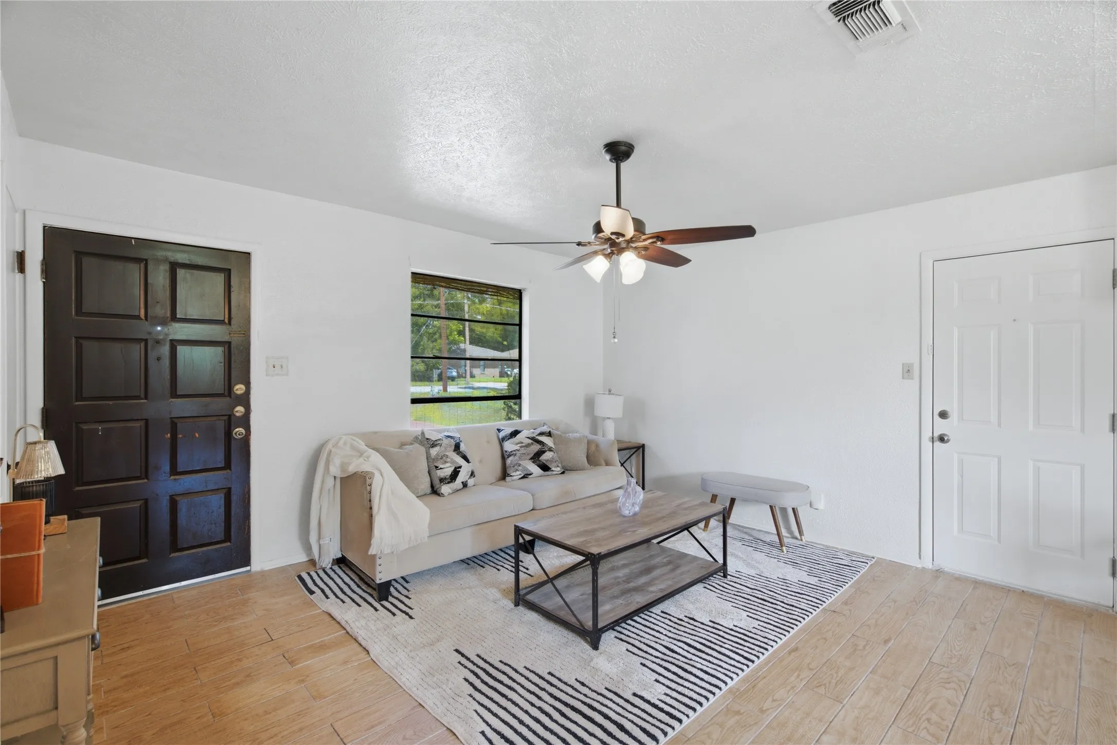 Single Family Residence For Sale in Tarrant County , 200 Russell Street, White Settlement, Texas 76108, 3 Bedroom, 1 Bathroom, Garage spaces, 864 Sqft, built in 1975, mls#21301151, Real Estate Agent in White Settlement, Homes For Sale in Tarrant county, Homes For Sale in White Settlement, Realtor in White Settlement Texas, Real Estate Brokerage Independent Realty Texas, Luminita Cordes Realtor