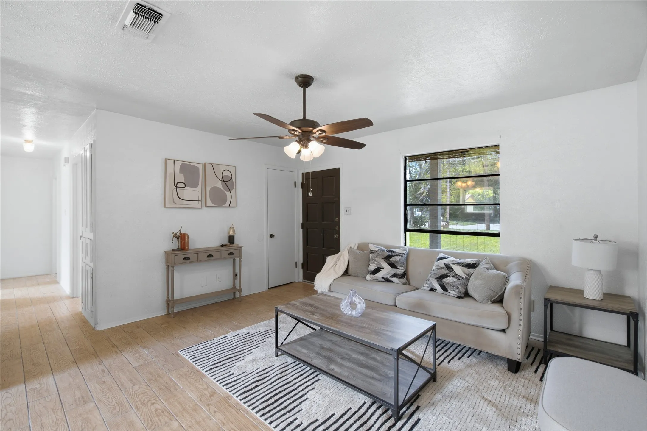 Single Family Residence For Sale in Tarrant County , 200 Russell Street, White Settlement, Texas 76108, 3 Bedroom, 1 Bathroom, Garage spaces, 864 Sqft, built in 1975, mls#21301151, Real Estate Agent in White Settlement, Homes For Sale in Tarrant county, Homes For Sale in White Settlement, Realtor in White Settlement Texas, Real Estate Brokerage Independent Realty Texas, Luminita Cordes Realtor