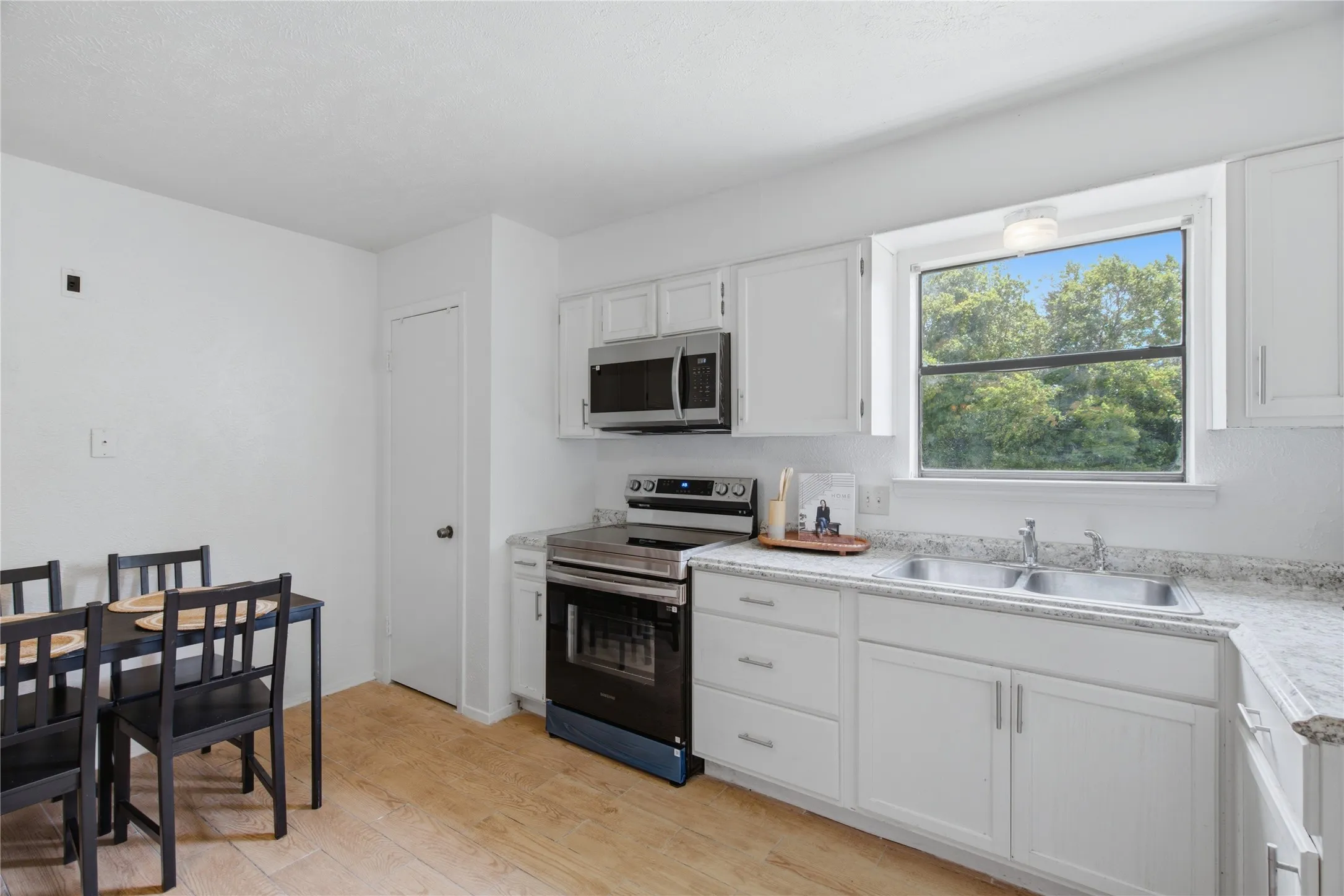 Single Family Residence For Sale in Tarrant County , 200 Russell Street, White Settlement, Texas 76108, 3 Bedroom, 1 Bathroom, Garage spaces, 864 Sqft, built in 1975, mls#21301151, Real Estate Agent in White Settlement, Homes For Sale in Tarrant county, Homes For Sale in White Settlement, Realtor in White Settlement Texas, Real Estate Brokerage Independent Realty Texas, Luminita Cordes Realtor