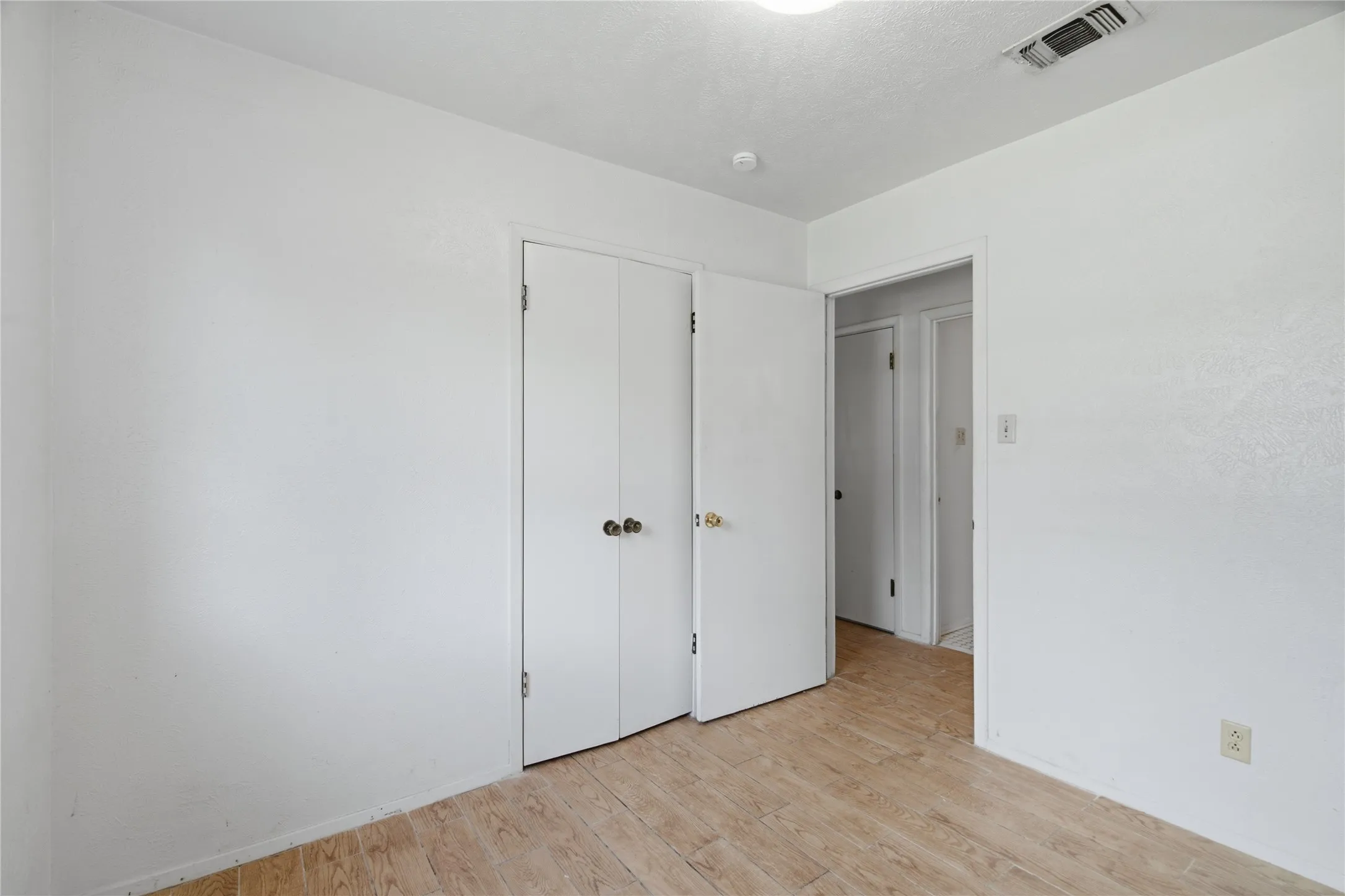 Single Family Residence For Sale in Tarrant County , 200 Russell Street, White Settlement, Texas 76108, 3 Bedroom, 1 Bathroom, Garage spaces, 864 Sqft, built in 1975, mls#21301151, Real Estate Agent in White Settlement, Homes For Sale in Tarrant county, Homes For Sale in White Settlement, Realtor in White Settlement Texas, Real Estate Brokerage Independent Realty Texas, Luminita Cordes Realtor