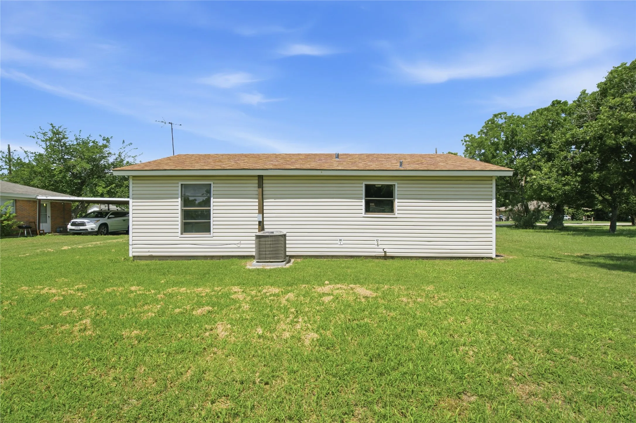 Single Family Residence For Sale in Tarrant County , 200 Russell Street, White Settlement, Texas 76108, 3 Bedroom, 1 Bathroom, Garage spaces, 864 Sqft, built in 1975, mls#21301151, Real Estate Agent in White Settlement, Homes For Sale in Tarrant county, Homes For Sale in White Settlement, Realtor in White Settlement Texas, Real Estate Brokerage Independent Realty Texas, Luminita Cordes Realtor