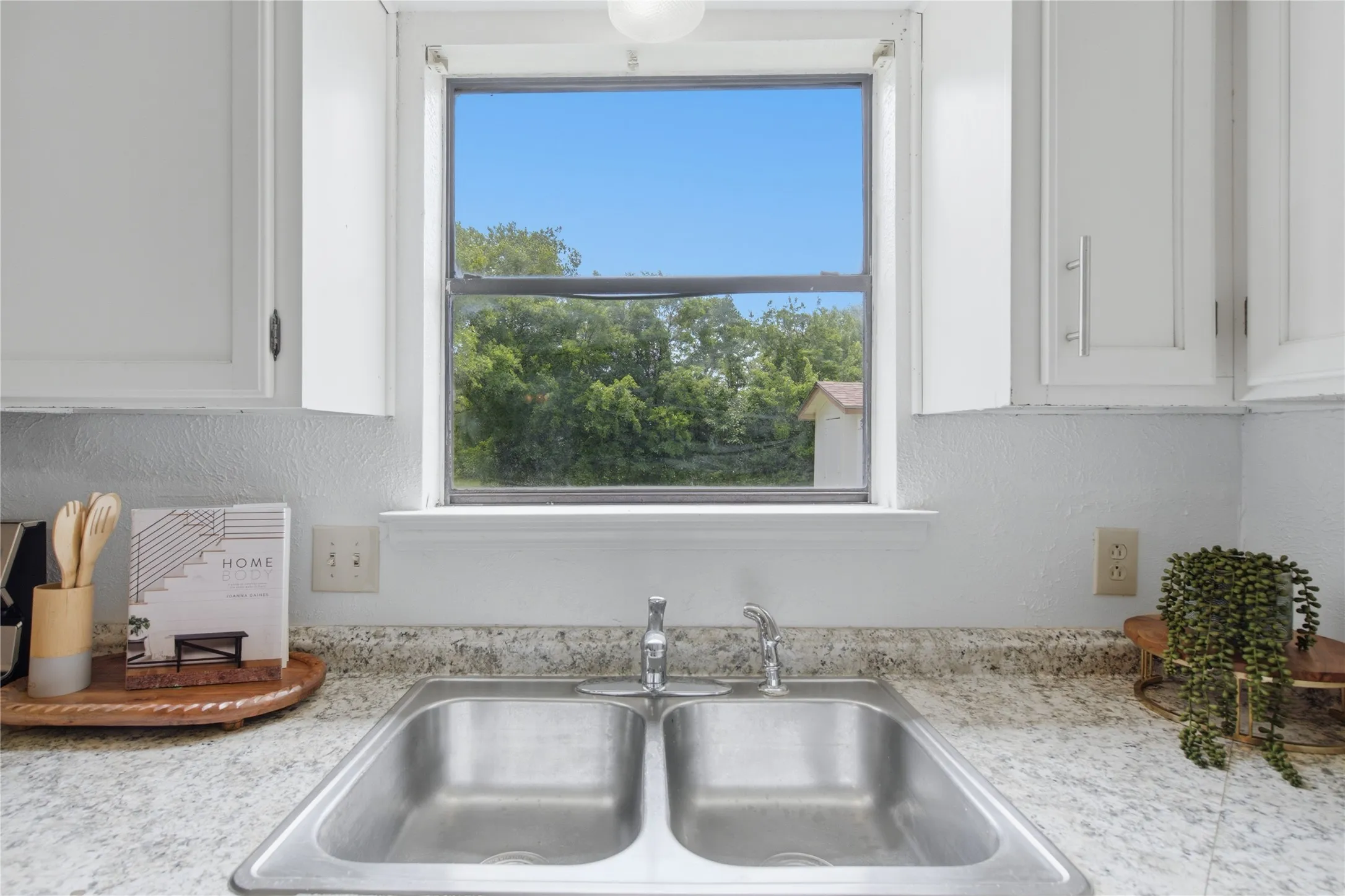 Single Family Residence For Sale in Tarrant County , 200 Russell Street, White Settlement, Texas 76108, 3 Bedroom, 1 Bathroom, Garage spaces, 864 Sqft, built in 1975, mls#21301151, Real Estate Agent in White Settlement, Homes For Sale in Tarrant county, Homes For Sale in White Settlement, Realtor in White Settlement Texas, Real Estate Brokerage Independent Realty Texas, Luminita Cordes Realtor