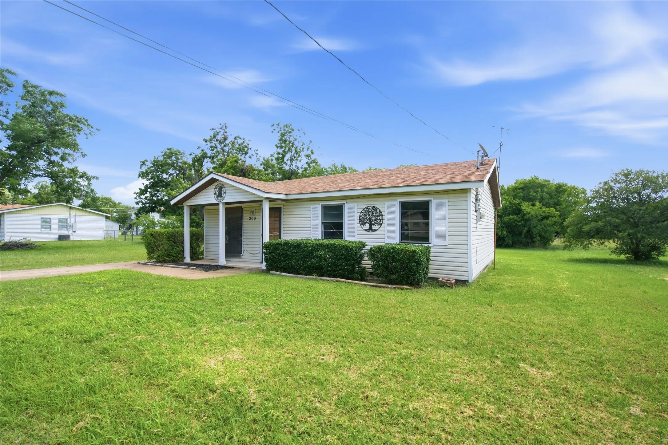 Single Family Residence For Sale in Tarrant County , 200 Russell Street, White Settlement, Texas 76108, 3 Bedroom, 1 Bathroom, Garage spaces, 864 Sqft, built in 1975, mls#21301151, Real Estate Agent in White Settlement, Homes For Sale in Tarrant county, Homes For Sale in White Settlement, Realtor in White Settlement Texas, Real Estate Brokerage Independent Realty Texas, Luminita Cordes Realtor