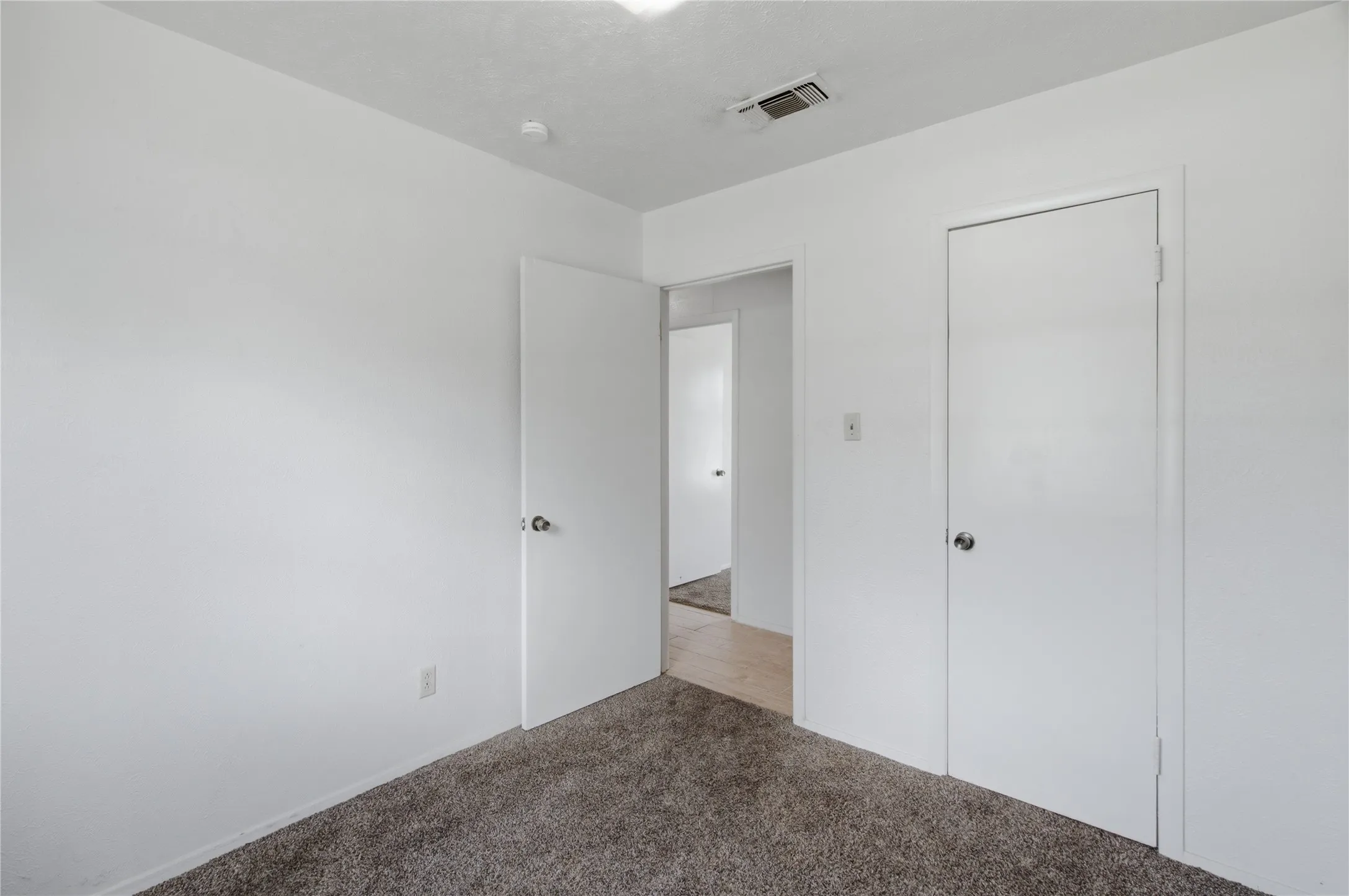 Single Family Residence For Sale in Tarrant County , 200 Russell Street, White Settlement, Texas 76108, 3 Bedroom, 1 Bathroom, Garage spaces, 864 Sqft, built in 1975, mls#21301151, Real Estate Agent in White Settlement, Homes For Sale in Tarrant county, Homes For Sale in White Settlement, Realtor in White Settlement Texas, Real Estate Brokerage Independent Realty Texas, Luminita Cordes Realtor