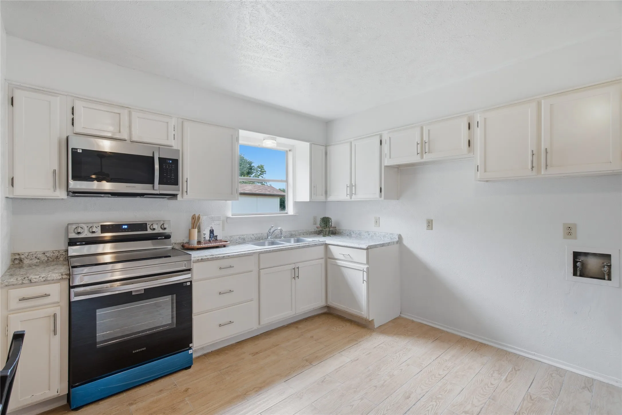 Single Family Residence For Sale in Tarrant County , 200 Russell Street, White Settlement, Texas 76108, 3 Bedroom, 1 Bathroom, Garage spaces, 864 Sqft, built in 1975, mls#21301151, Real Estate Agent in White Settlement, Homes For Sale in Tarrant county, Homes For Sale in White Settlement, Realtor in White Settlement Texas, Real Estate Brokerage Independent Realty Texas, Luminita Cordes Realtor