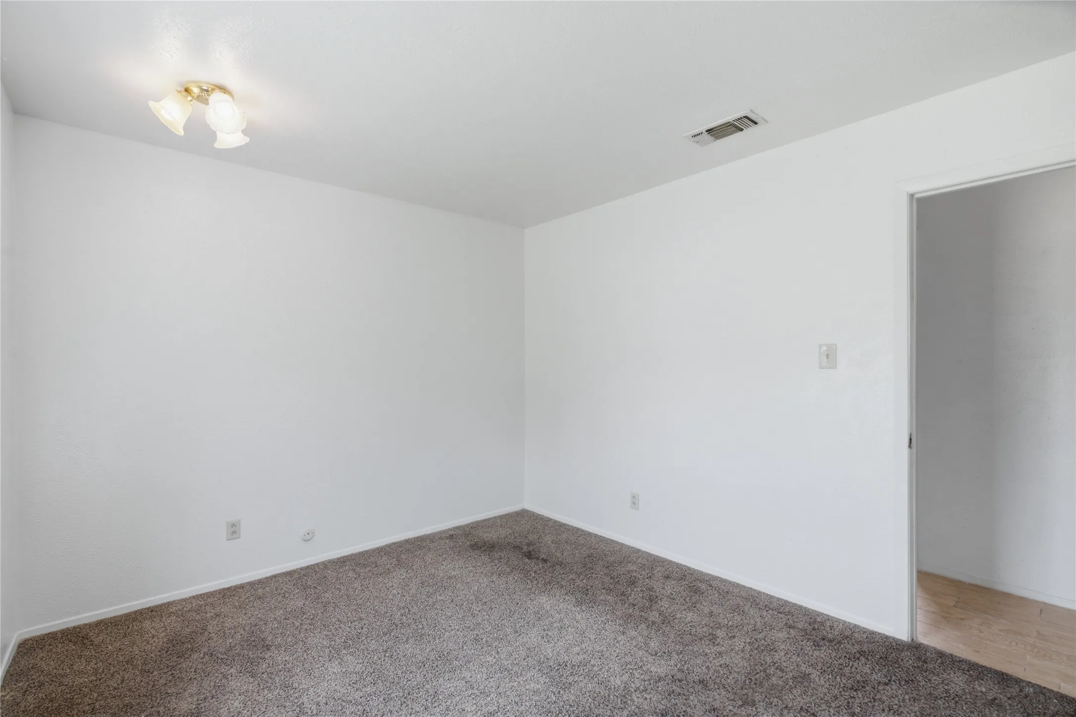 Single Family Residence For Sale in Tarrant County , 200 Russell Street, White Settlement, Texas 76108, 3 Bedroom, 1 Bathroom, Garage spaces, 864 Sqft, built in 1975, mls#21301151, Real Estate Agent in White Settlement, Homes For Sale in Tarrant county, Homes For Sale in White Settlement, Realtor in White Settlement Texas, Real Estate Brokerage Independent Realty Texas, Luminita Cordes Realtor